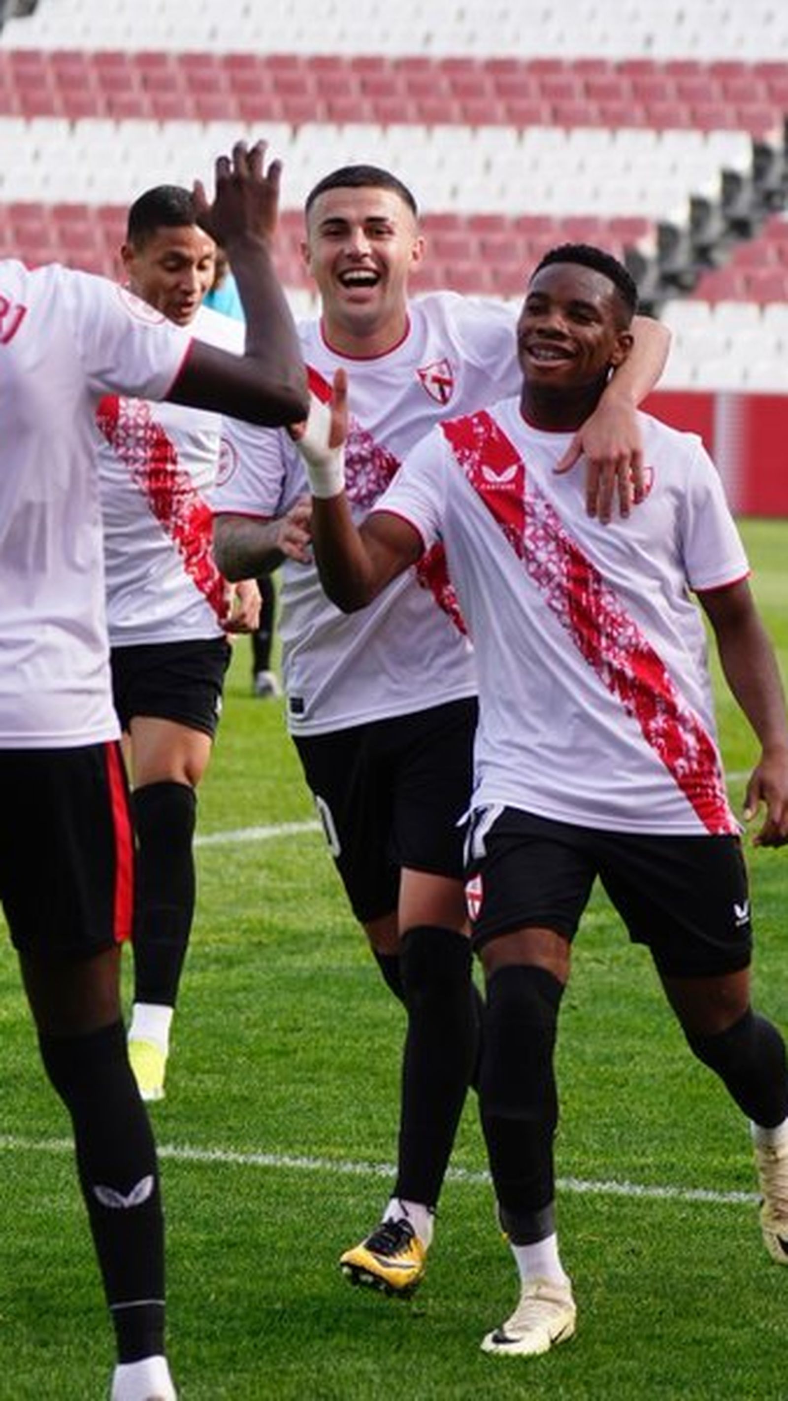 Idumbo, abrazado por Zarzana, recibe la felicitación de Musa.