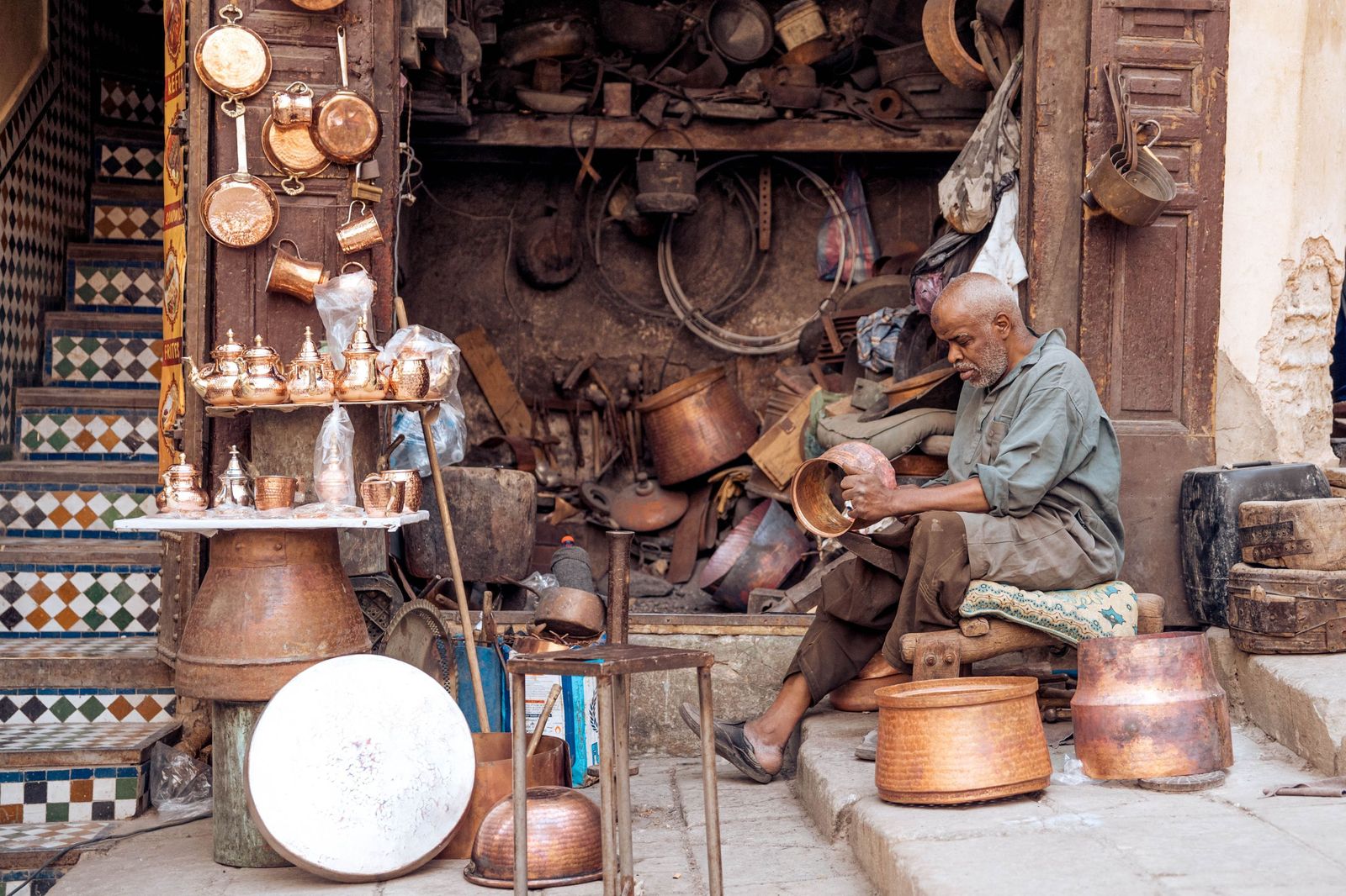 Un hombre trabaja el cobre en la medina de Fez en la actualidad.