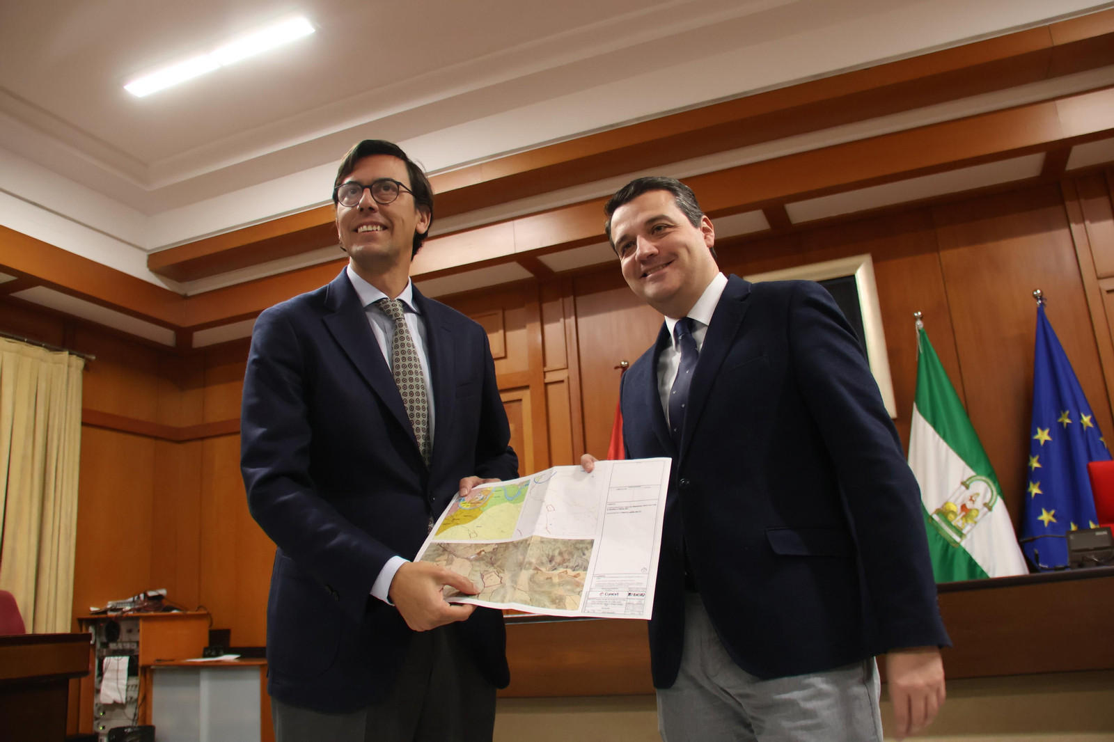 El alcalde de Córdoba, José María Bellido, junto al CEO de Cunext Cooper, Dámaso Quintana, presentan el proyecto.