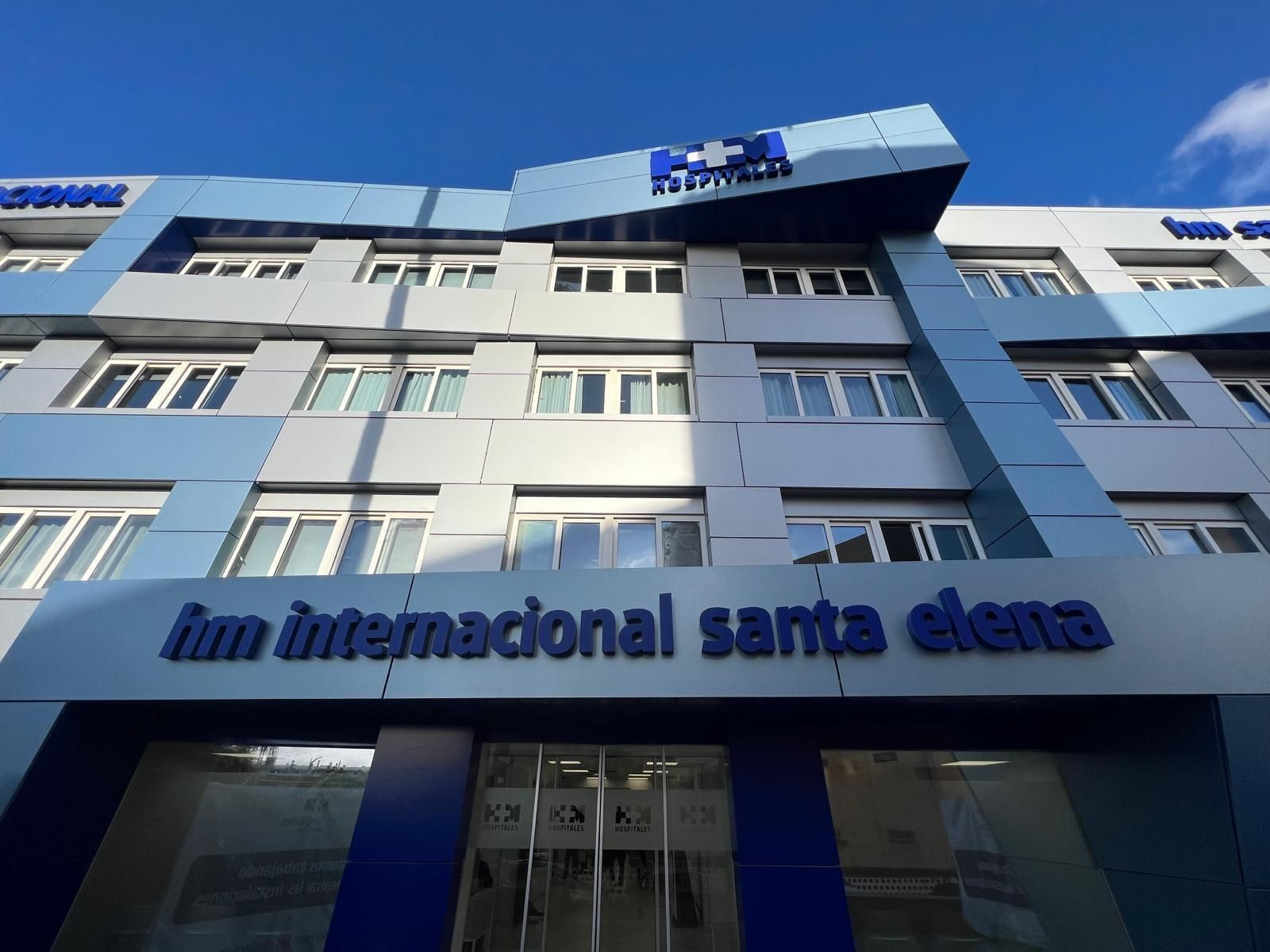 Fachada renovada del HM Internacional Santa Elena en Torremolinos.