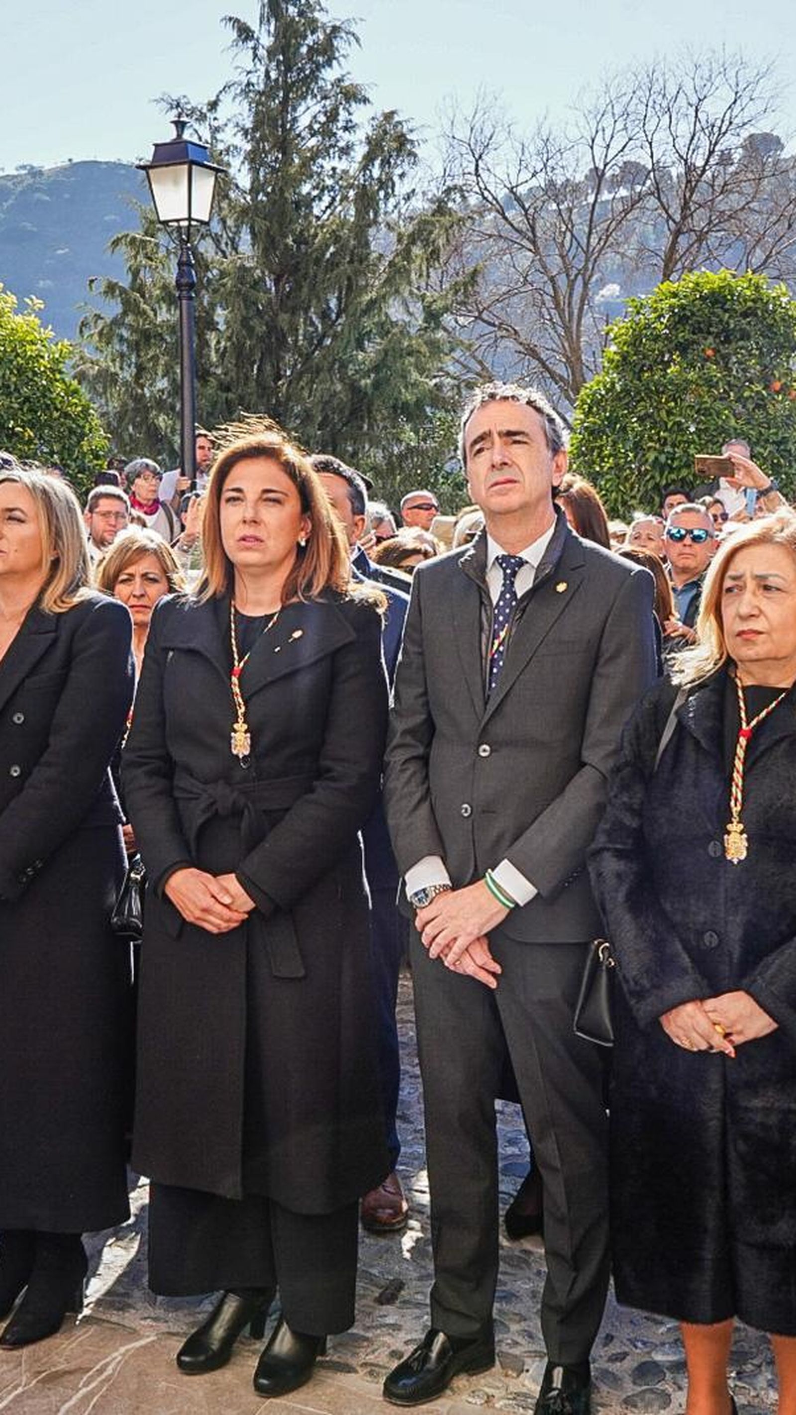 Imagen de la corporación municipal a su llegada a la Abadía del Sacromonte