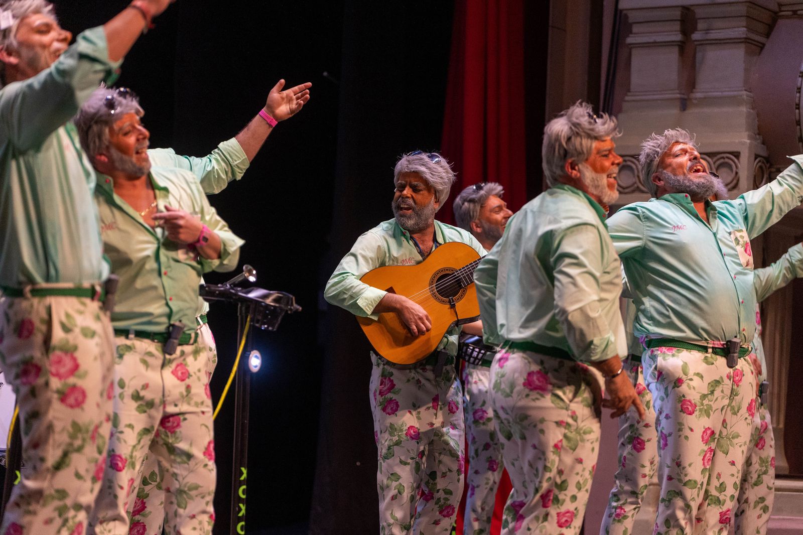 Imágenes de la actuación de la murga de Punta Umbría "Pepe el cafetera, un tipo sin filtro" en el Carnaval Colombino