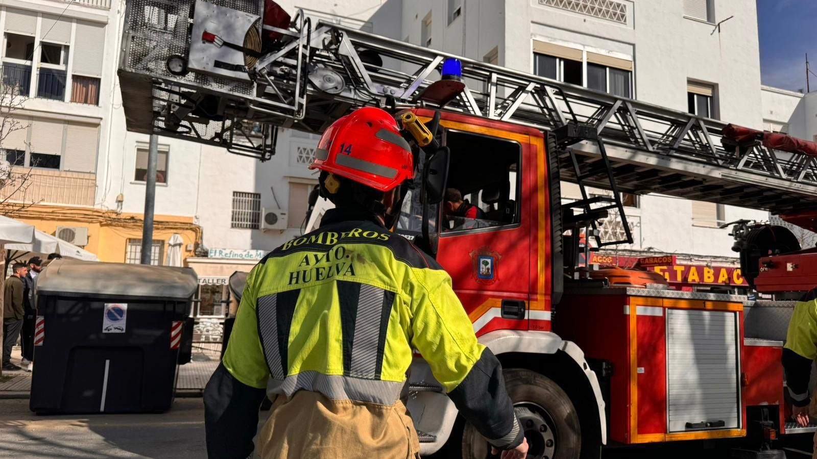 Rescate de los bomberos este miércoles a un vecino de la avenida Federico Mayo de la capital