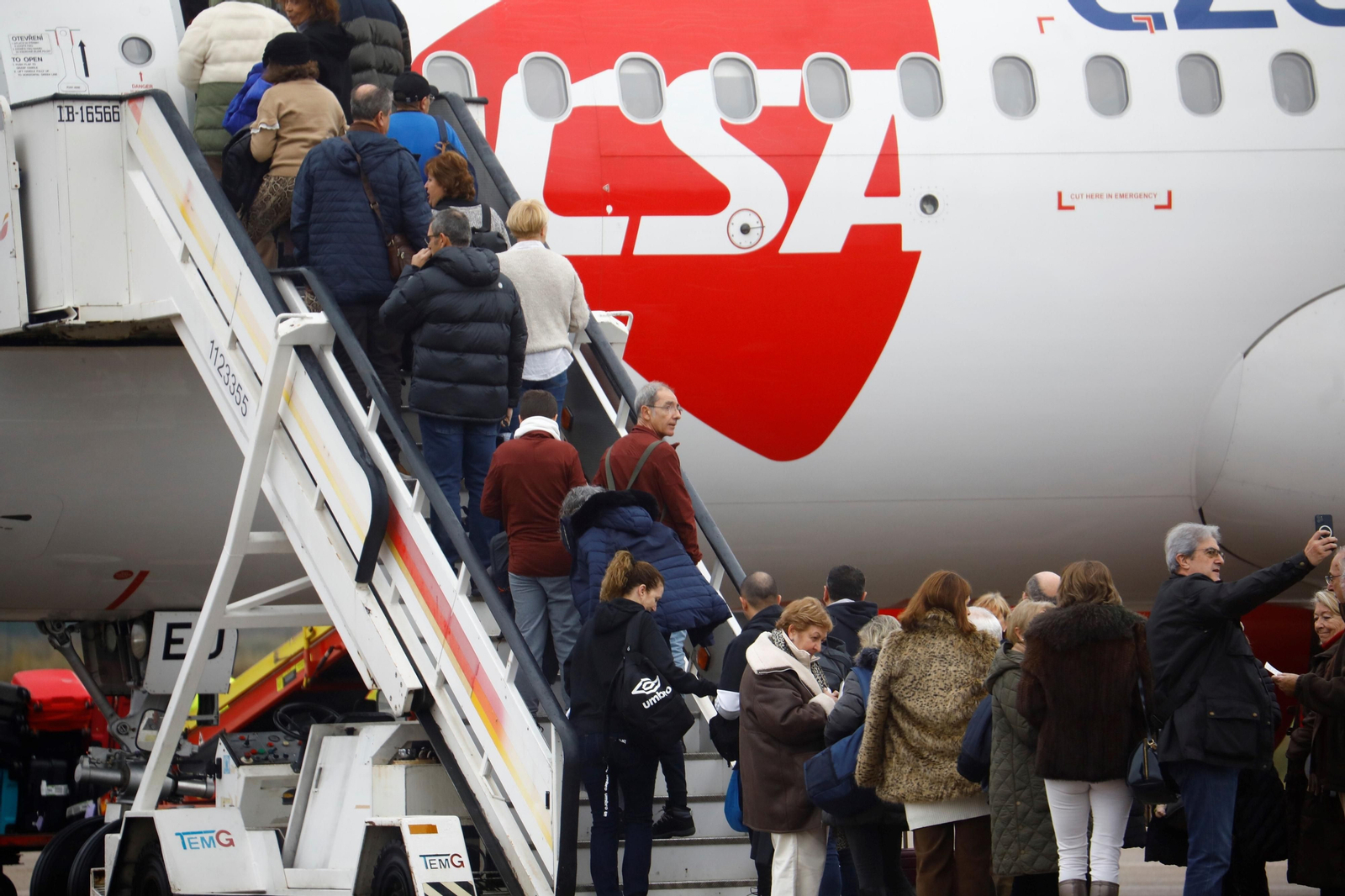 Salida del primer vuelo chárter con destino Praga.