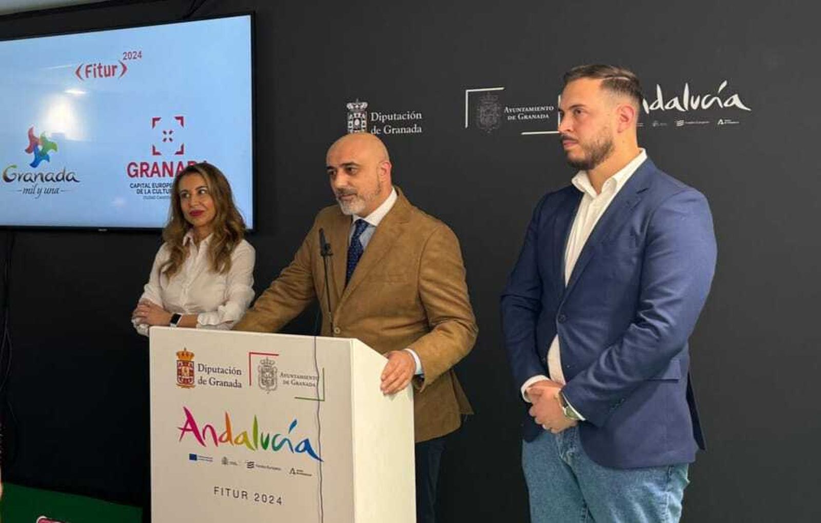 La concejala de Turismo, el alcalde y el teniente de alcalde de Fuente Vaqueros, durante la presentación del proyecto en Fitur.