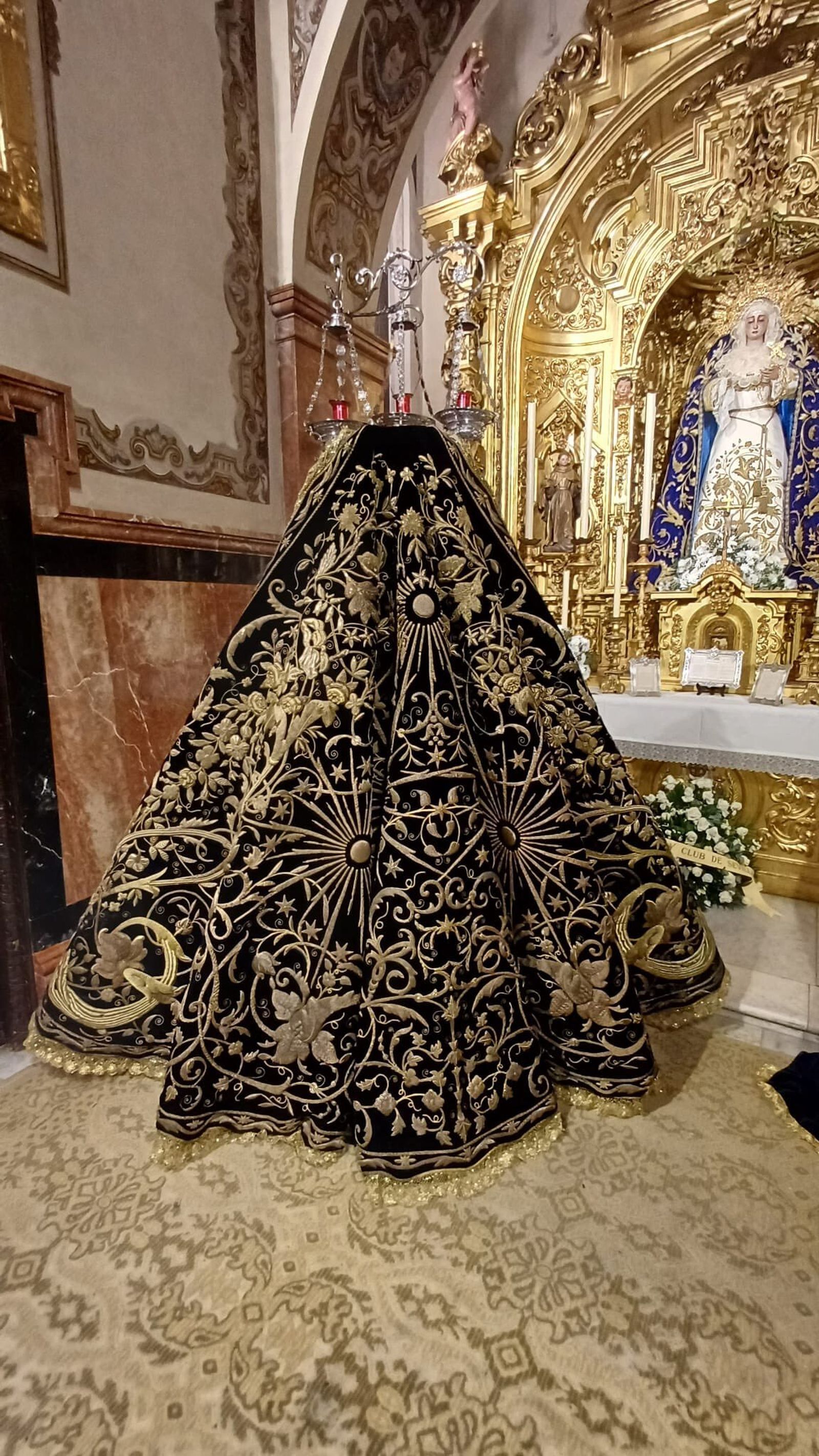 El manto de salida expuesto en la capilla