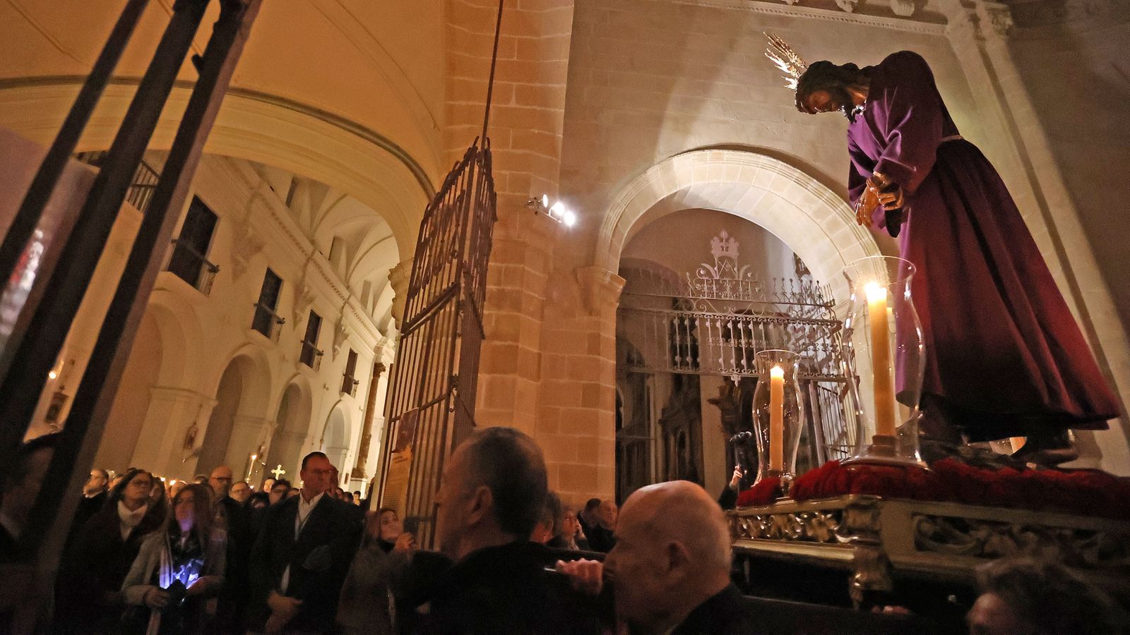 El Señor de la Vía Crucis ya está en su altar de Quinario