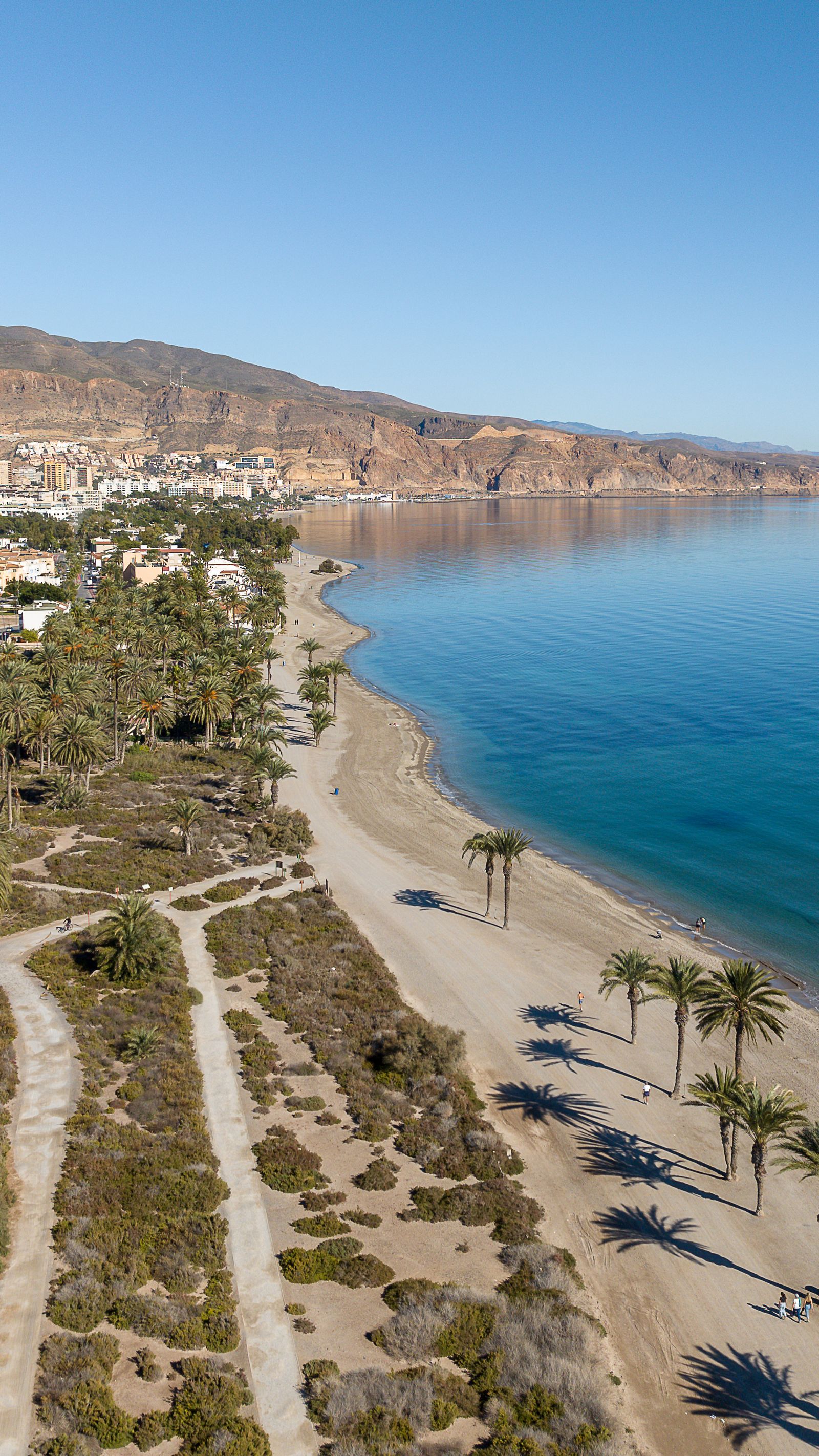 16 kilómetros de costa contemplan al municipio del Poniente almeriense.
