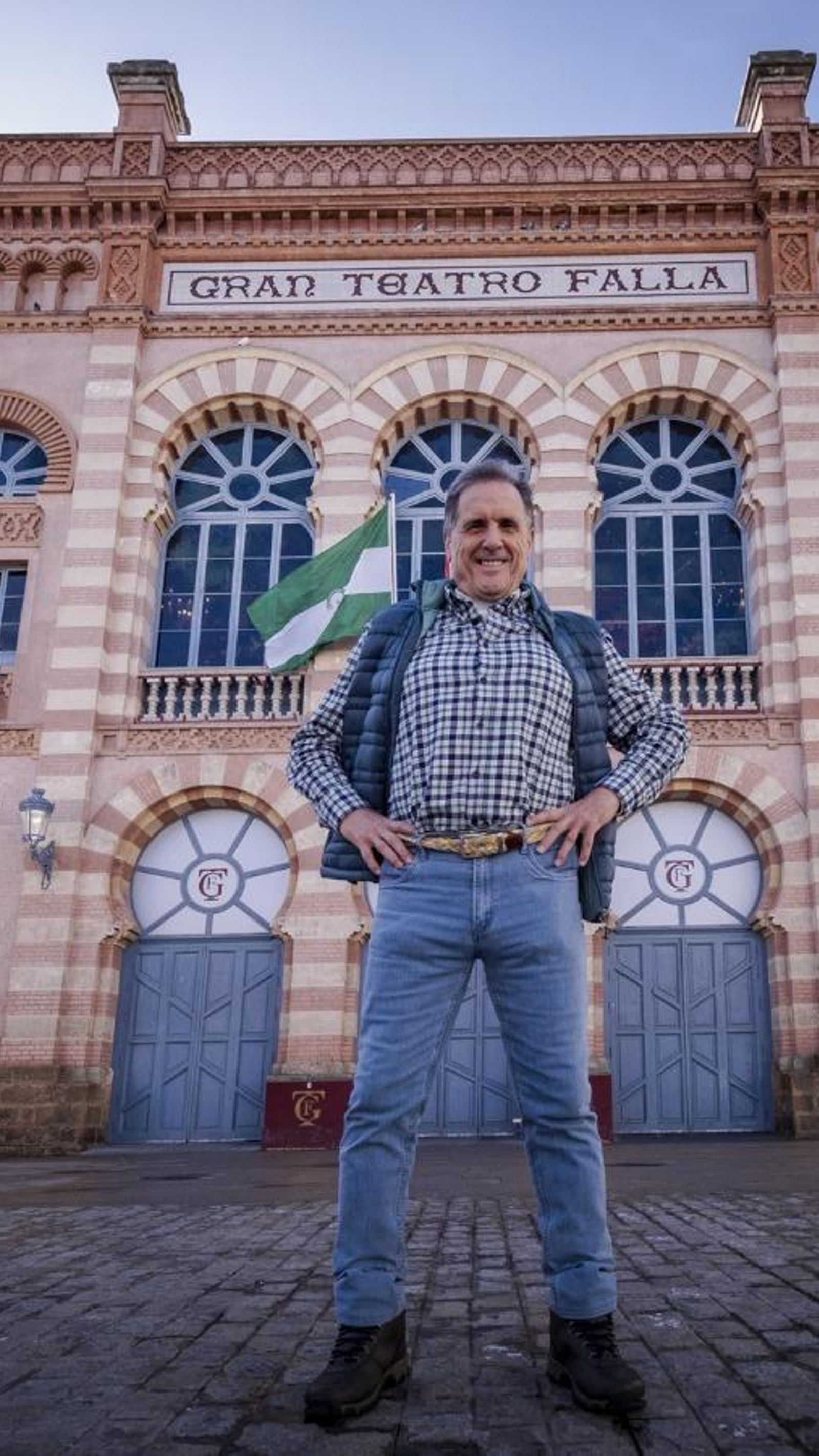 Eduardo Bablé, delante del Gran Teatro Falla en la plaza Fragela.
