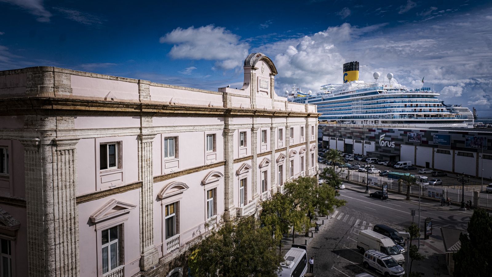 El ‘Costa Firenze’, atracado en el Muelle de Cádiz, a muy pocos metros de la Diputación Provincial.