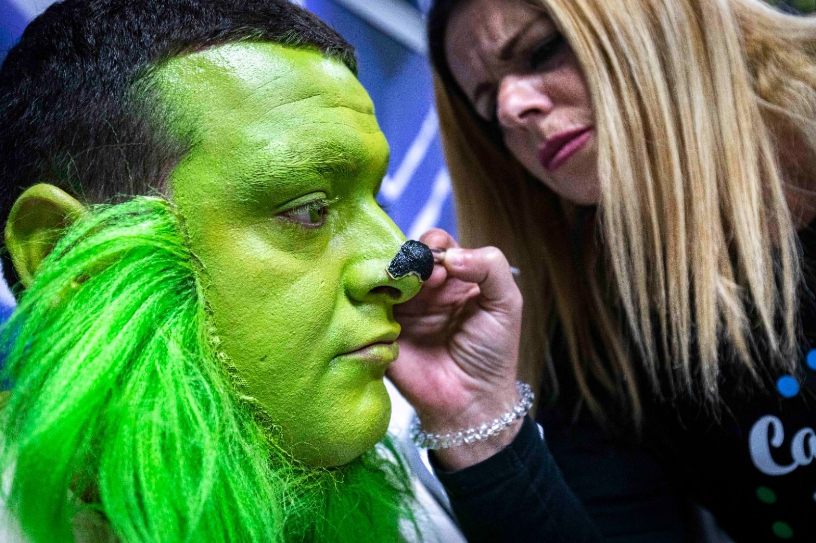 Momento en el que colocan la única prótesis que lleva el Grinch