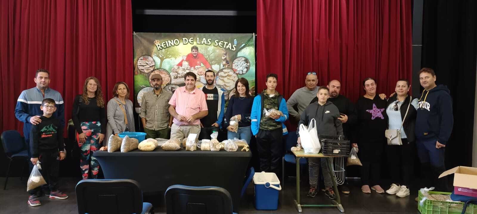 José Luis, en el centro de la mesa, con vecinos de Oria.