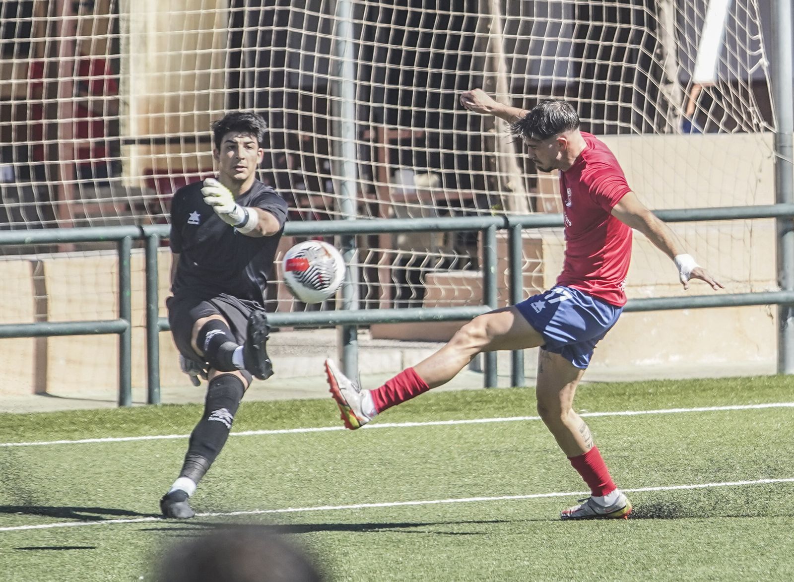 Un jugador del Churriana presiona a un portero rival.