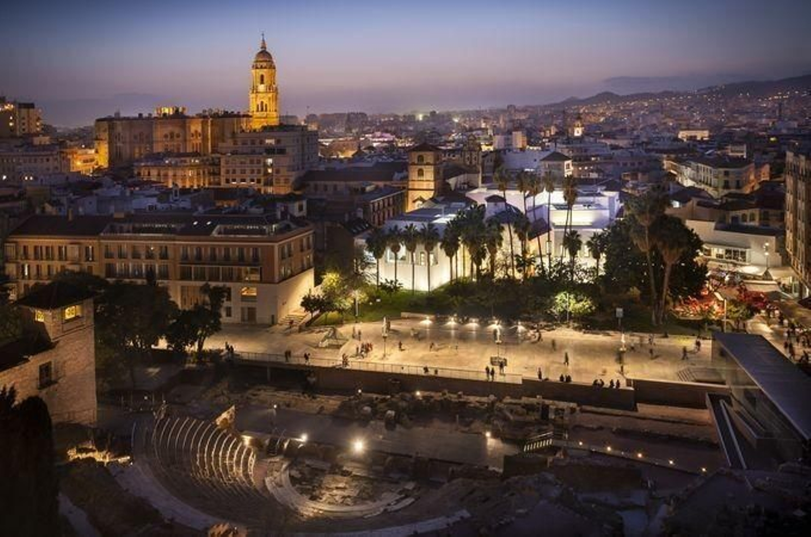 Vista del entorno en el que se encuentra el Museo  PIcasso Málaga , próximo al Teatro Romano, la Alcazaba y el Palacio de la Aduana.