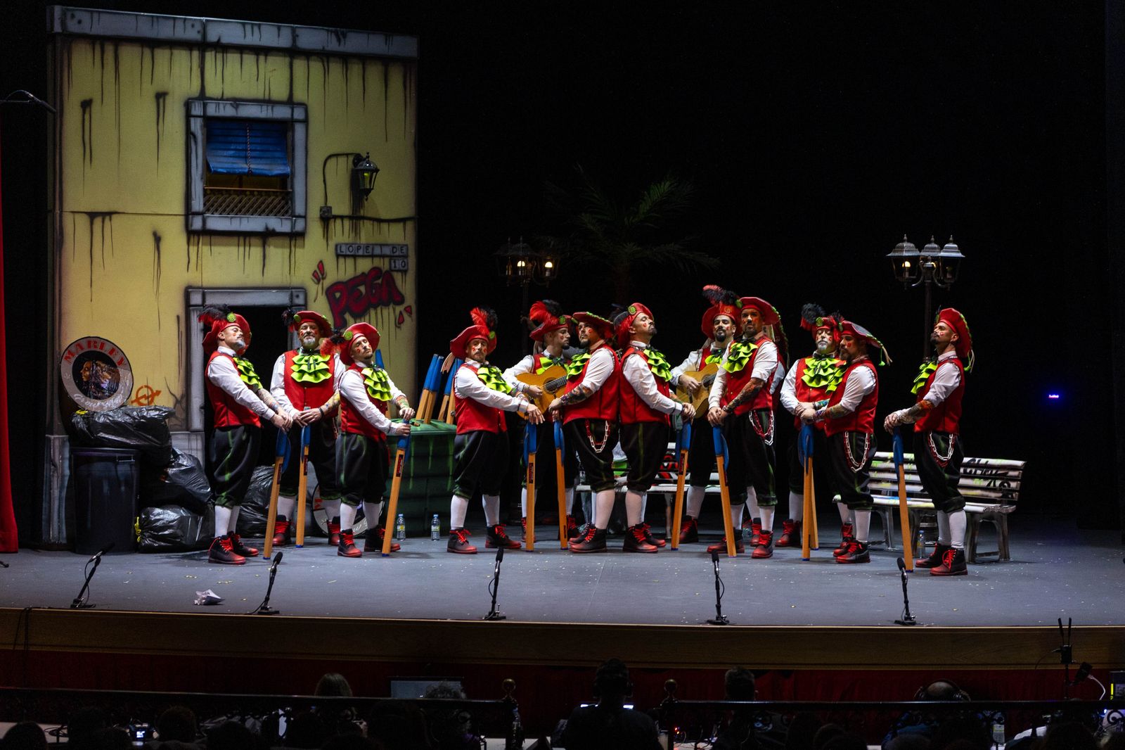 Imágenes de la actuación de la murga de Huelva "Los Lope de Pega" en el Carnaval Colombino