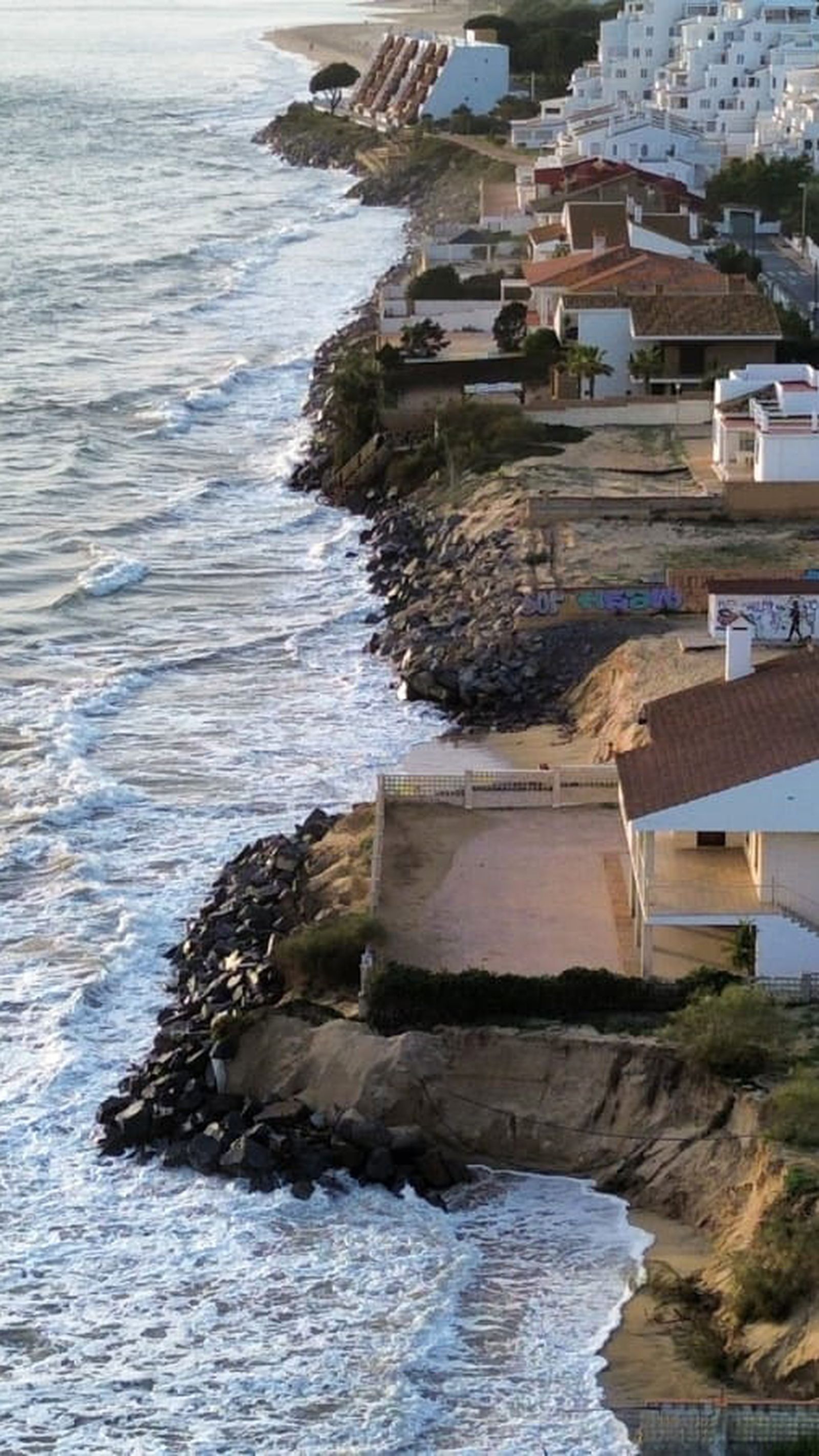 Situación de la playa de El Portil durante una pleamar durante los temporales de las pasadas semanas