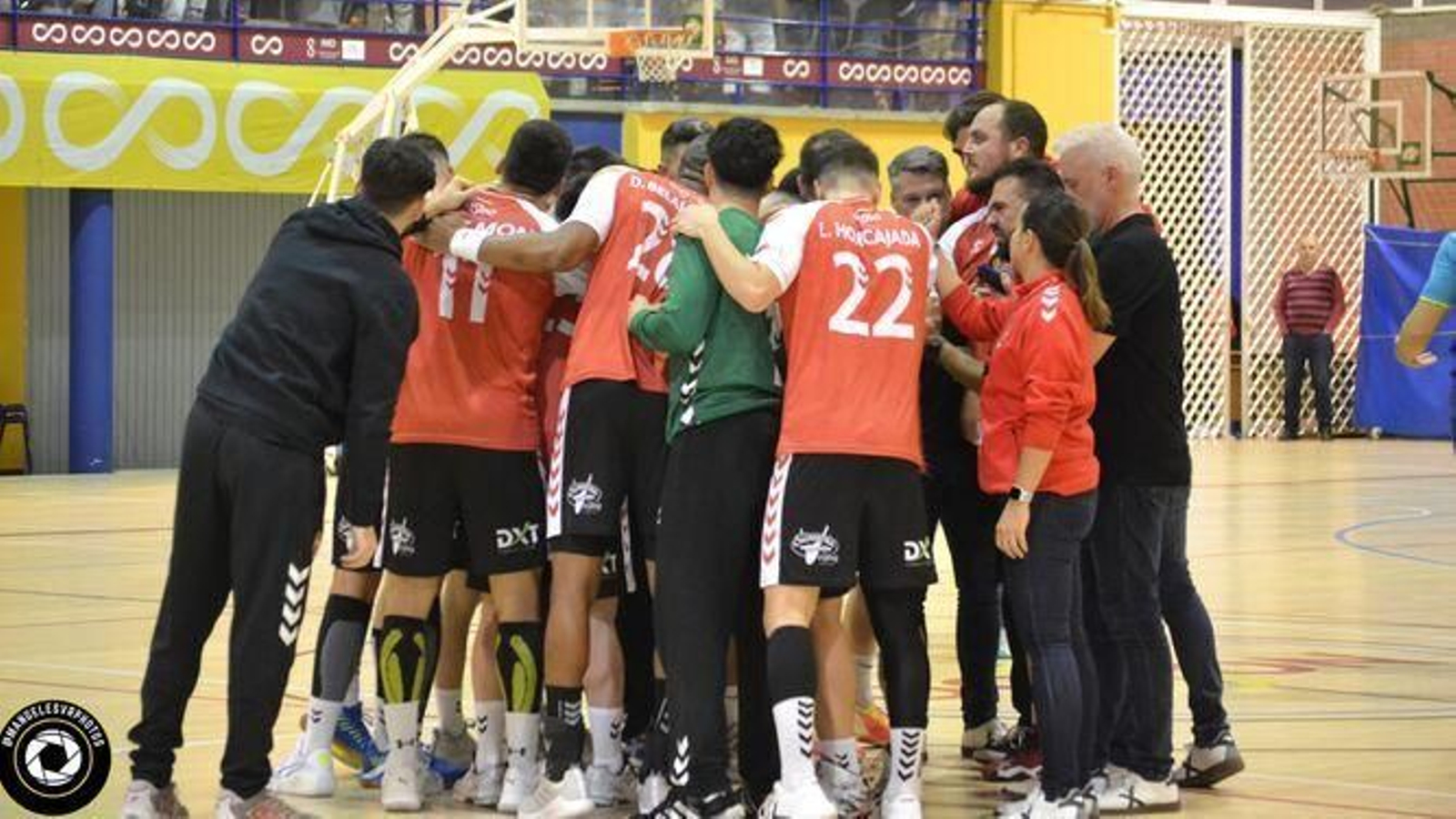 Los jugadores del Proin BM Triana, antes de comenzar un partido en casa.