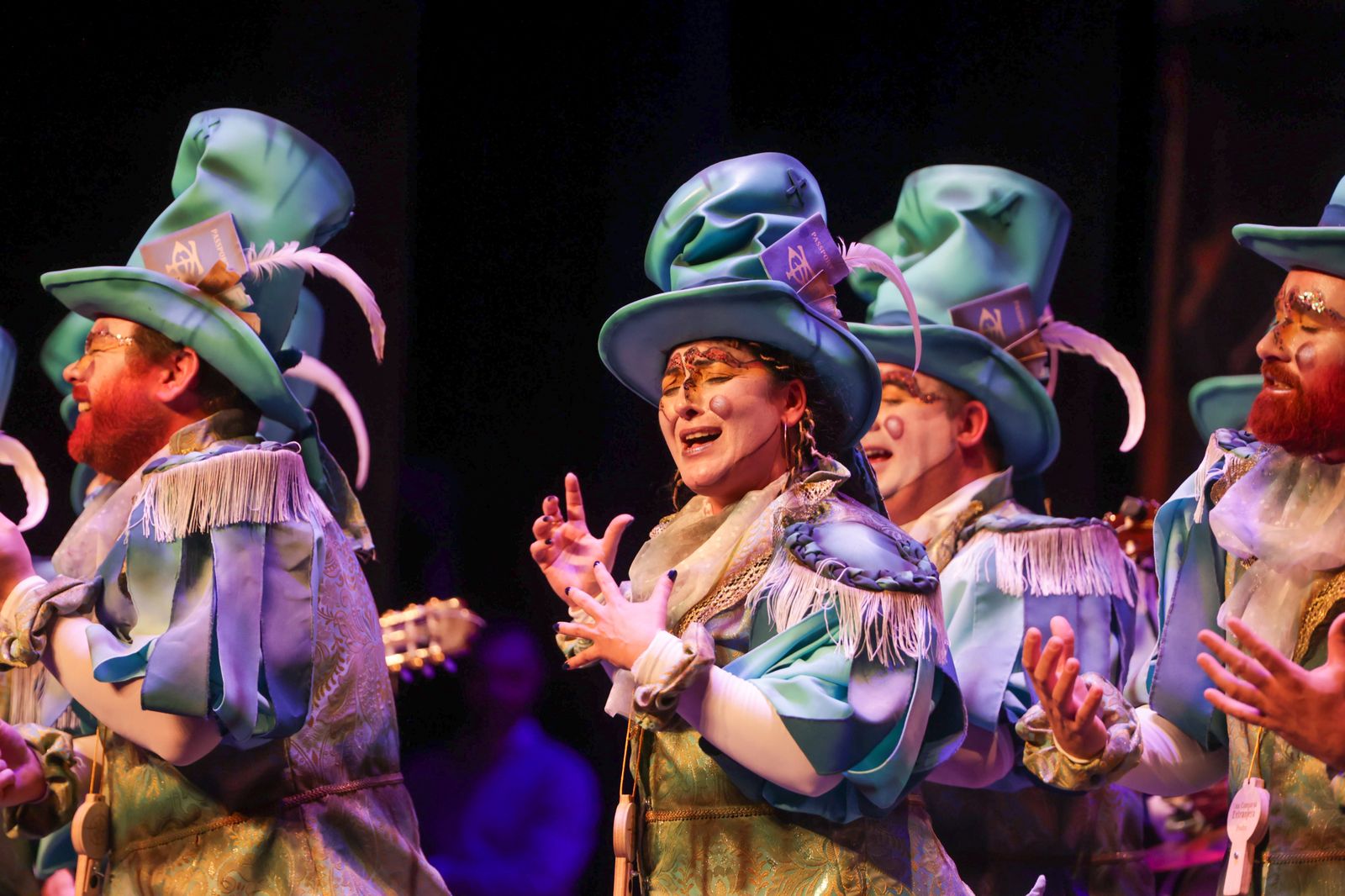 Imágenes de la actuación de la comparsa de Villalba del Alcor "Una comparsa extranjera" en el Carnaval Colombino