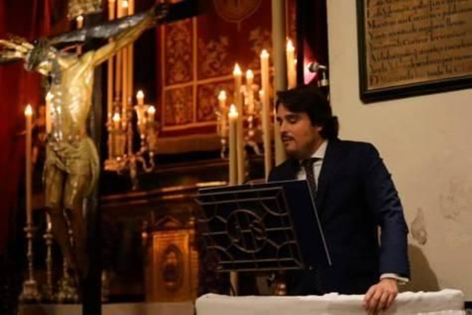 Carlos Crivell meditando ante el Cristo de la Salud