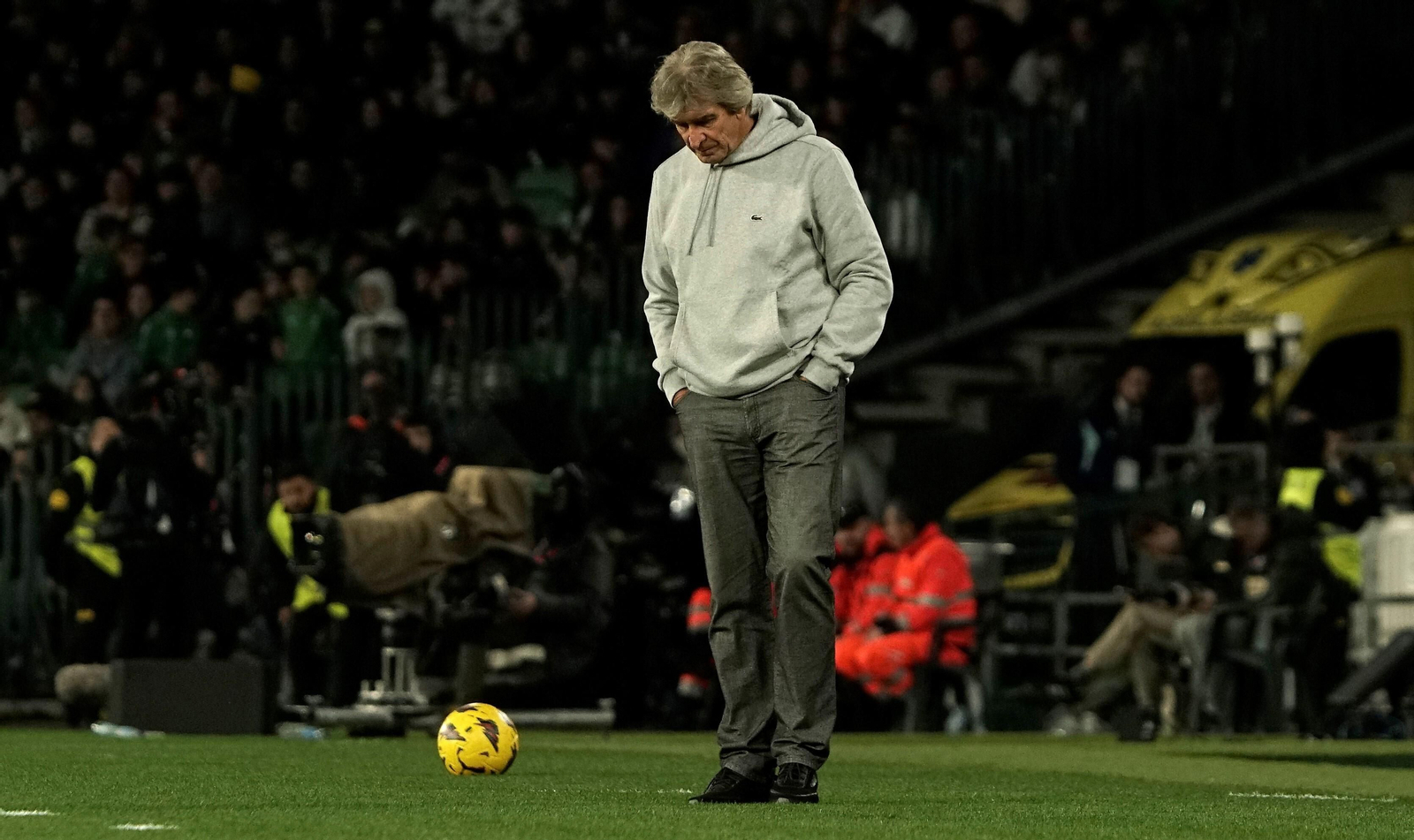 Pellegrini, cabizbajo en la banda.