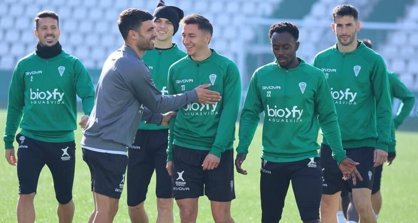 Los jugadores del Córdoba CF bromean con el preparador físico en un entrenamiento.