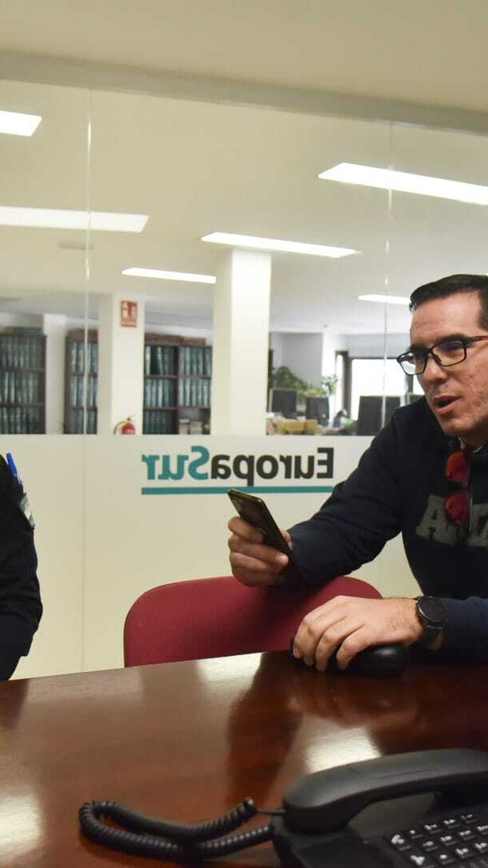 José María de Hoyos y Gabriel Marín en la redacción de Europa Sur, durante la entrevista.