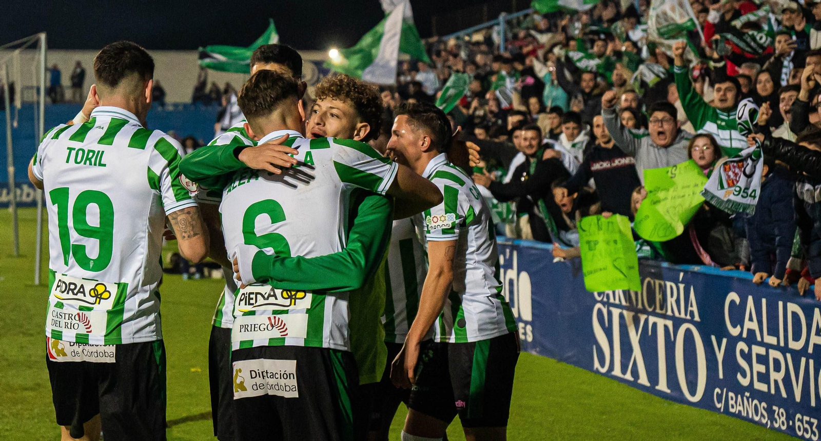 Los jugadores del Córdoba CF celebran el gol de Toril en Linares.