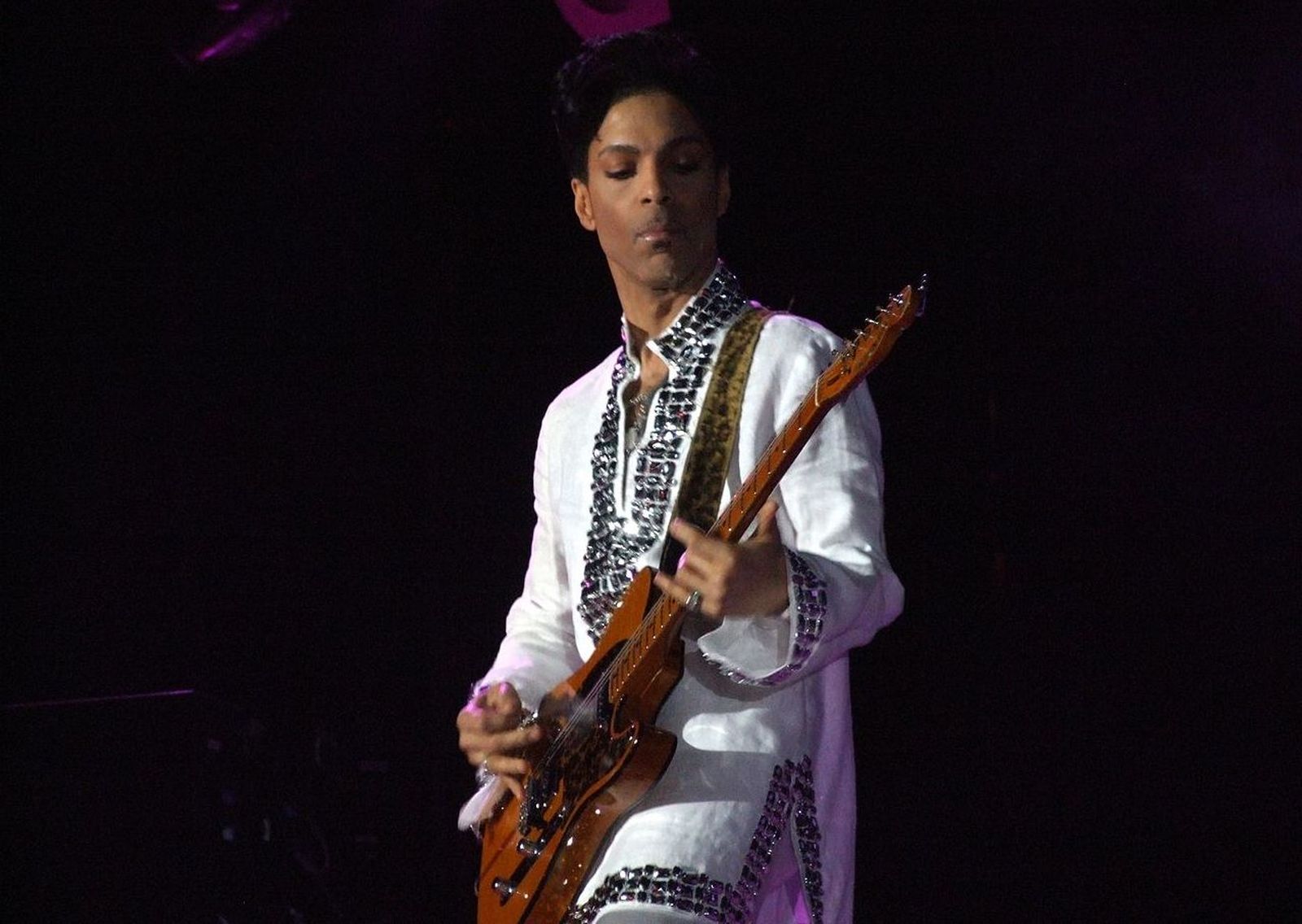 1280px-Prince_at_Coachella-V2 copia 4.jpg