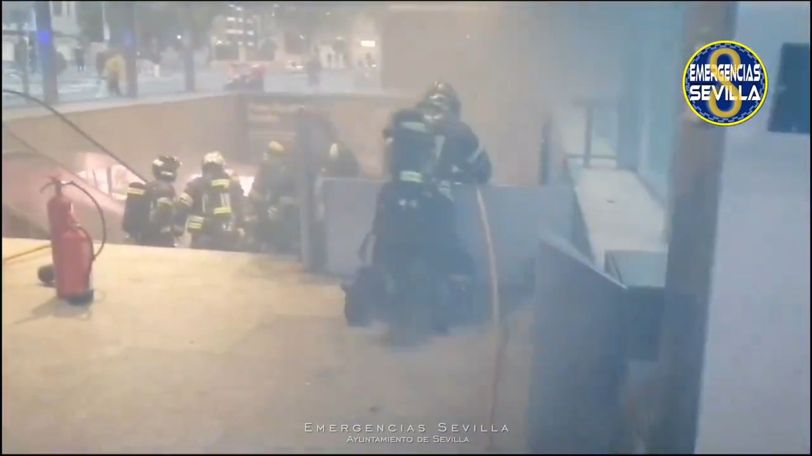Trabajo de los Bomberos en el interior de la estación del Metro de San Bernardo afectada por el incendio