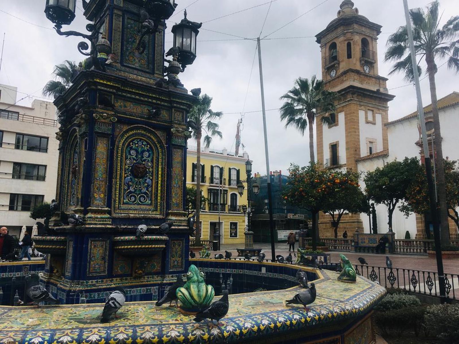 La fuente de la Plaza Alta y un cielo gris, este sábado.