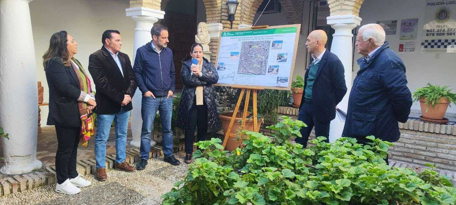 Carmen Granados y Julio Criado, con un mapa del proyecto Isla ambiental Centro Histórico de Castro del Río.