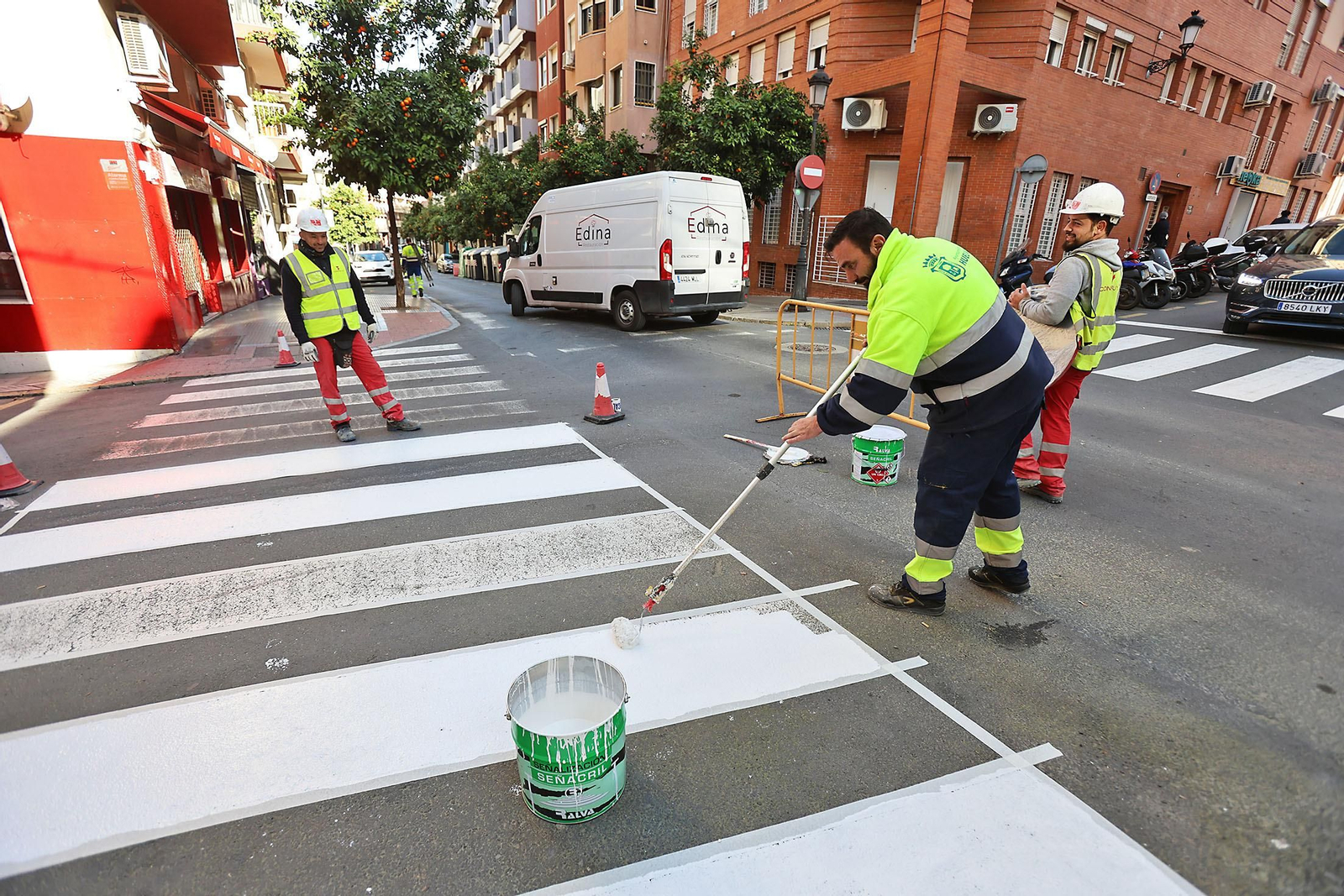 Imágenes de los trabajos realizados en la segunda fase de cambio de sentido de calles de HUelva