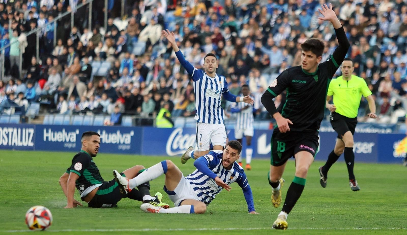 Recio se tira al suelo en una acción defensiva, mientras que Carlos García levanta la mano.