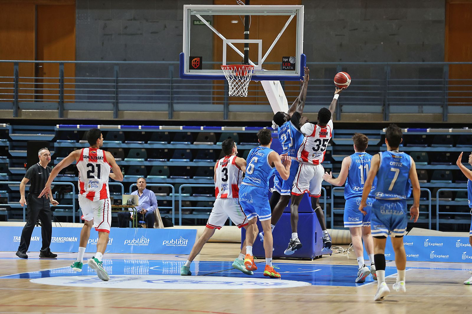 Imágenes del encuentro de baloncesto entre el Ciudad de Huelva y el Damex UDEA Algeciras