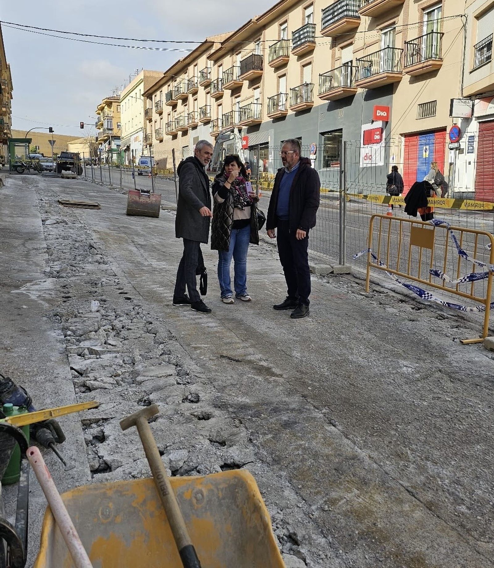El alcalde junto al concejal de Obras y la concejala de Urbanismo supervisando las obras