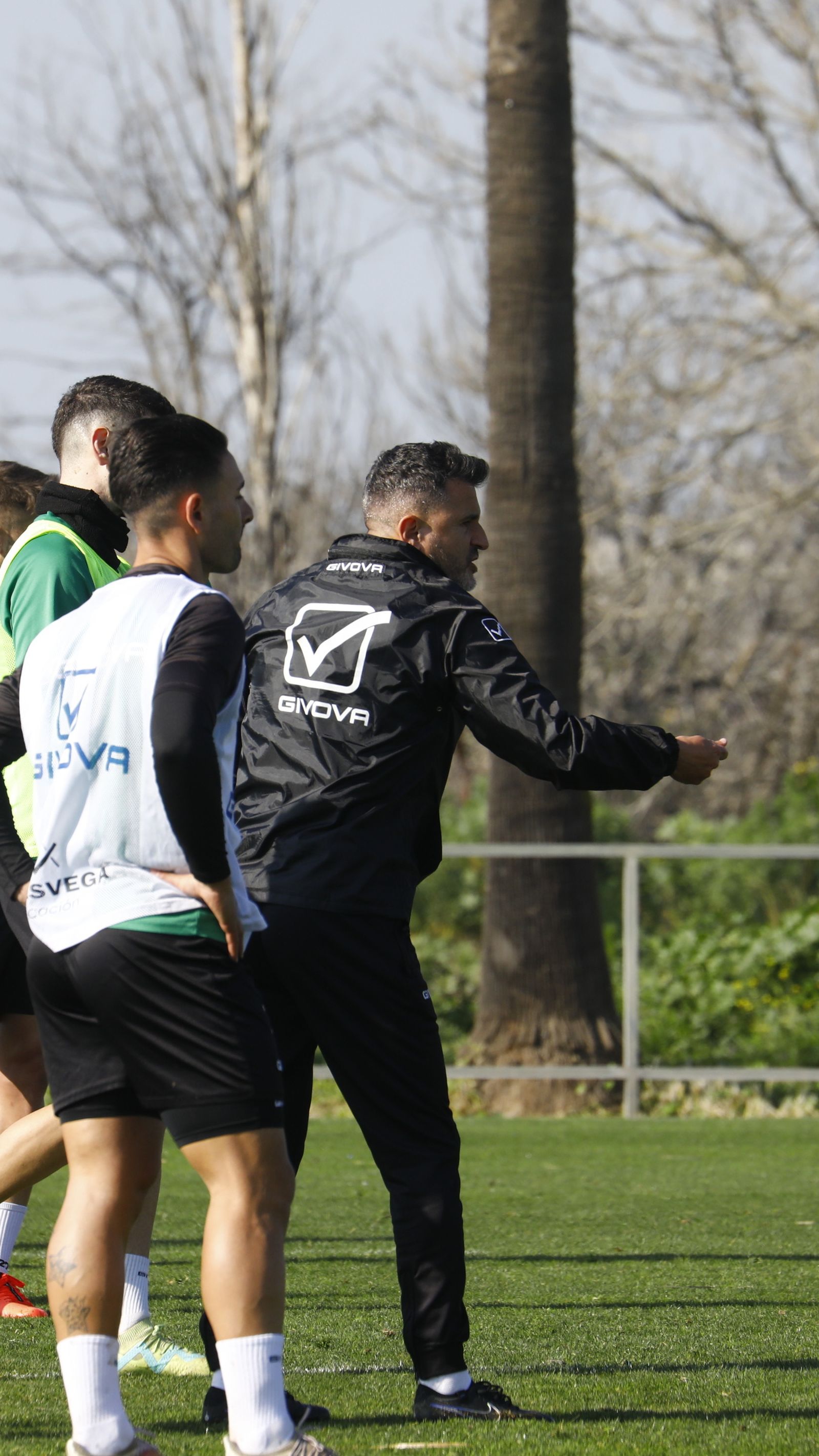 Iván Ania da órdenes durante el entrenamiento de este martes.