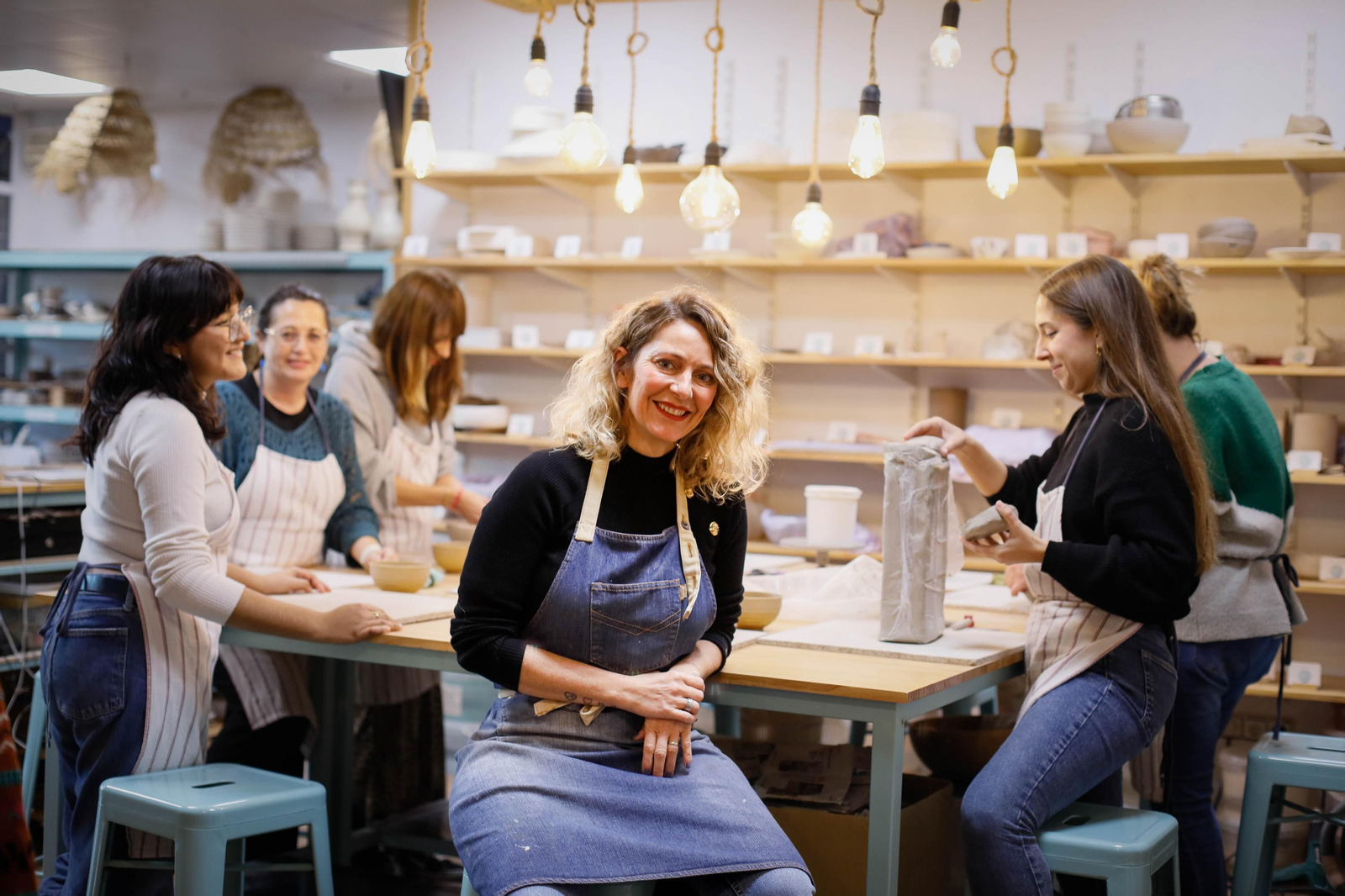 Pepa Guzmán y sus alumnas disfrutando de uno de los talleres de modelado.