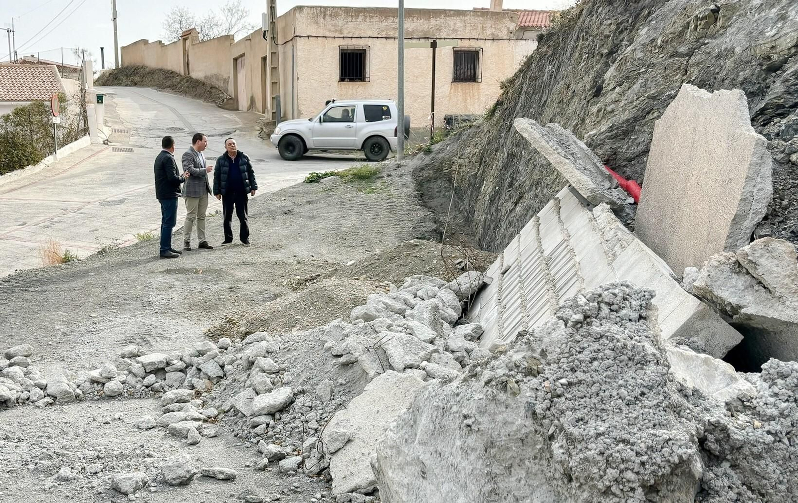 El desprendimiento de un muro de contención ha afectado a la calle Barranquillo de Lúcar.