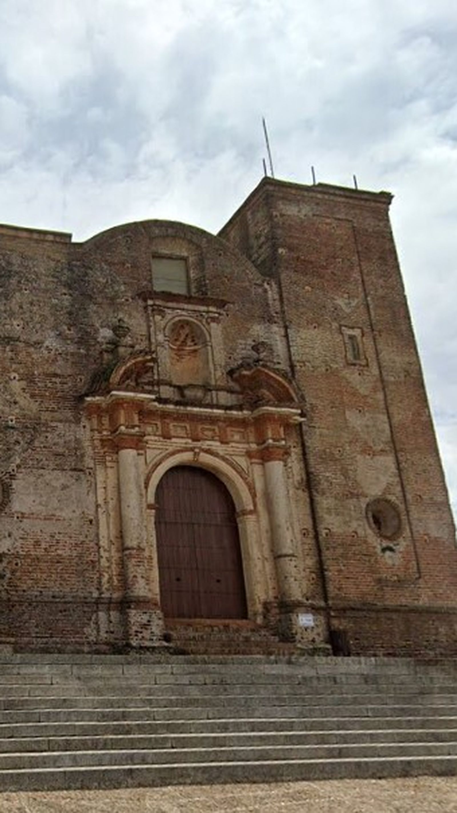 La iglesia inacabada de Castaño del Robledo