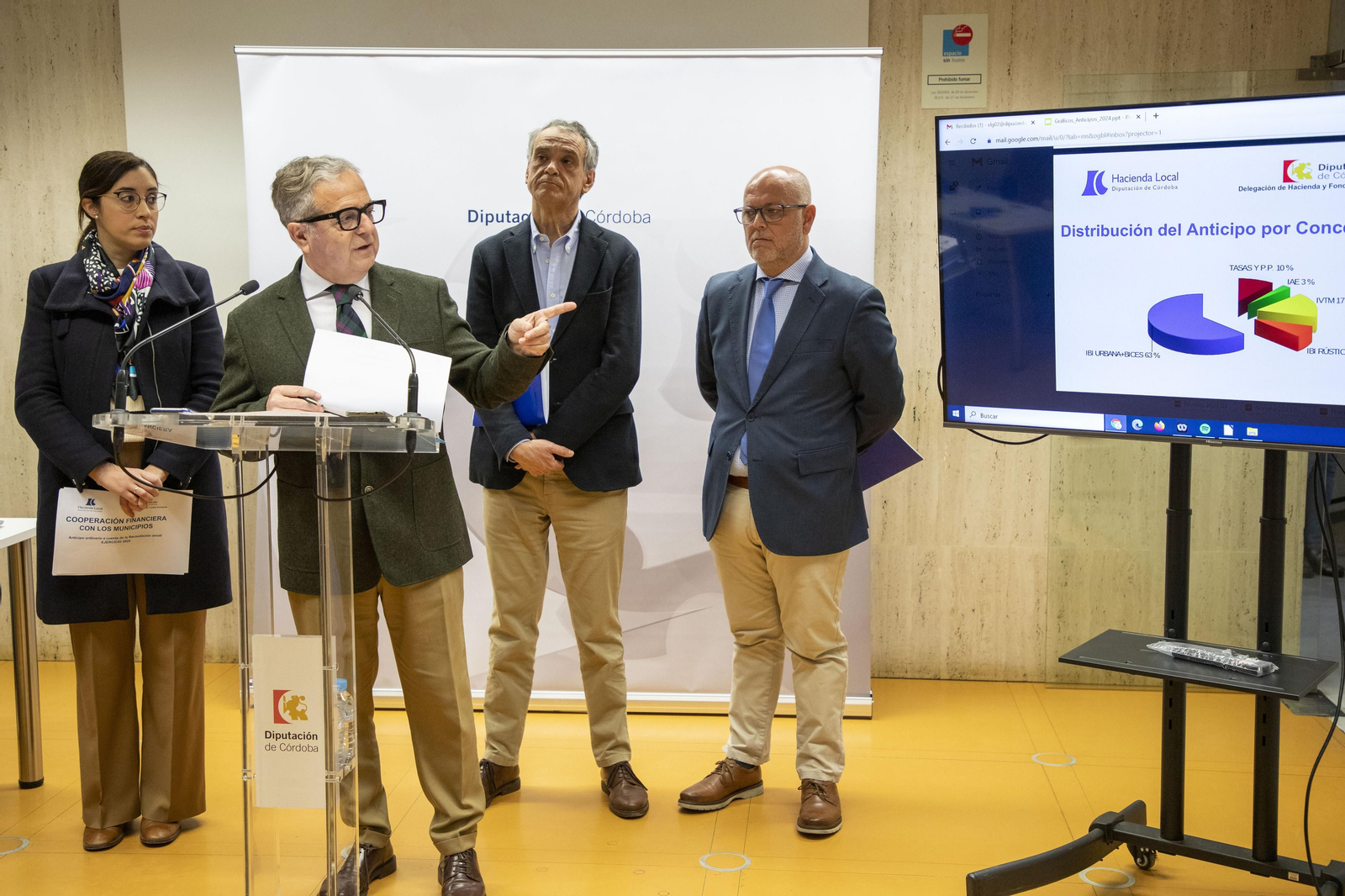 Salvador Fuentes en la presentación de los anticipos que se ingresarán a los ayuntamientos de la provincia.