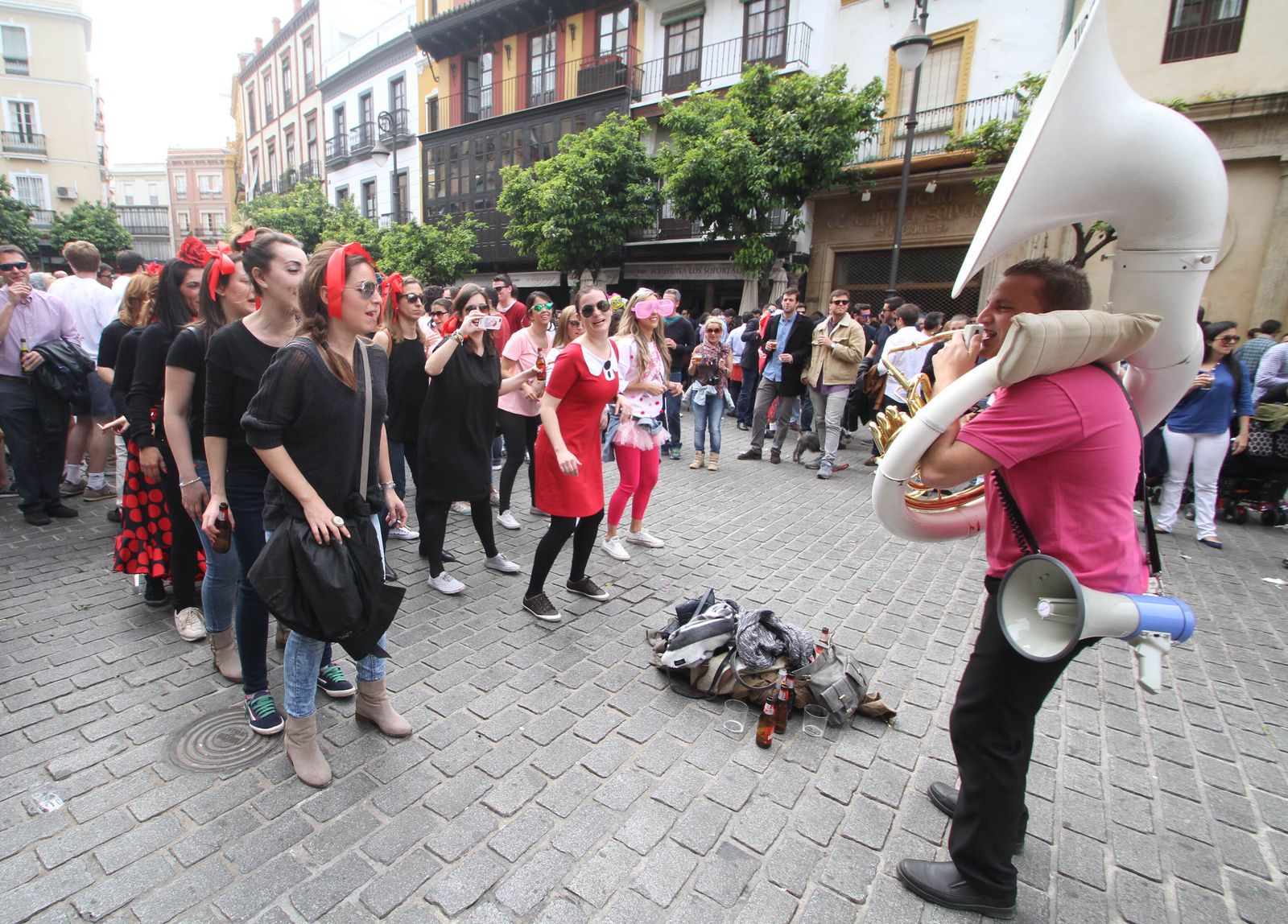 Una despedida de soltero en la plaza del Salvador, en una imagen de archivo.