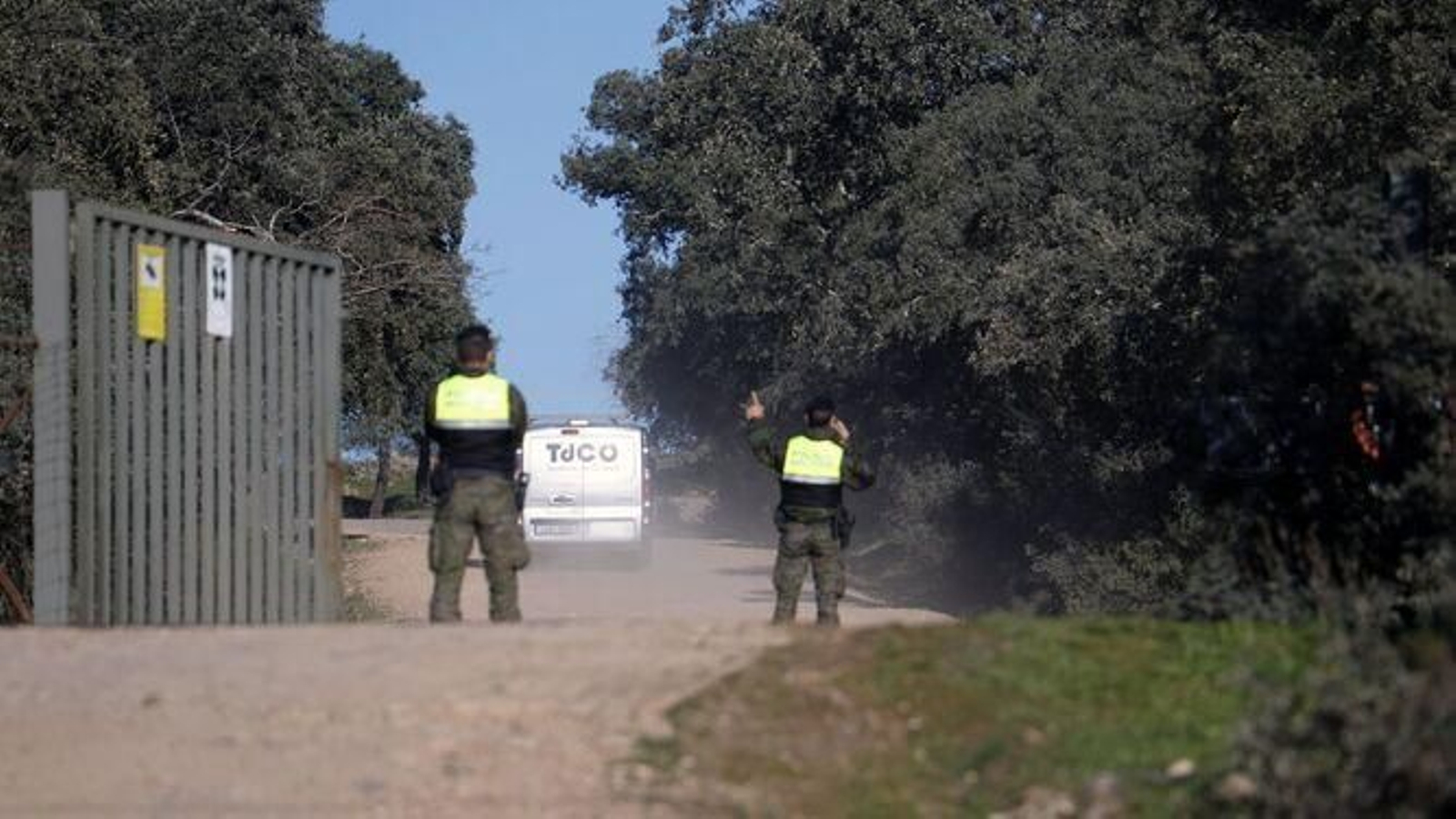 Soldados controlan el acceso al lugar del accidente.