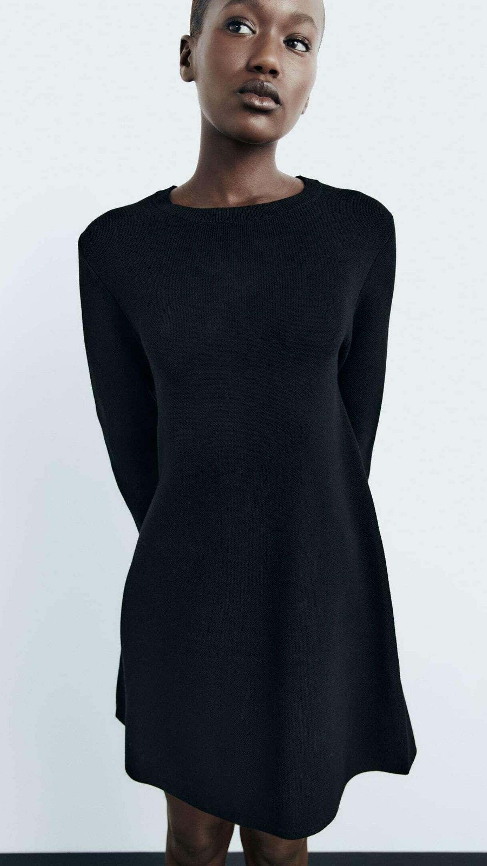 Vestido de punto negro de Zara.