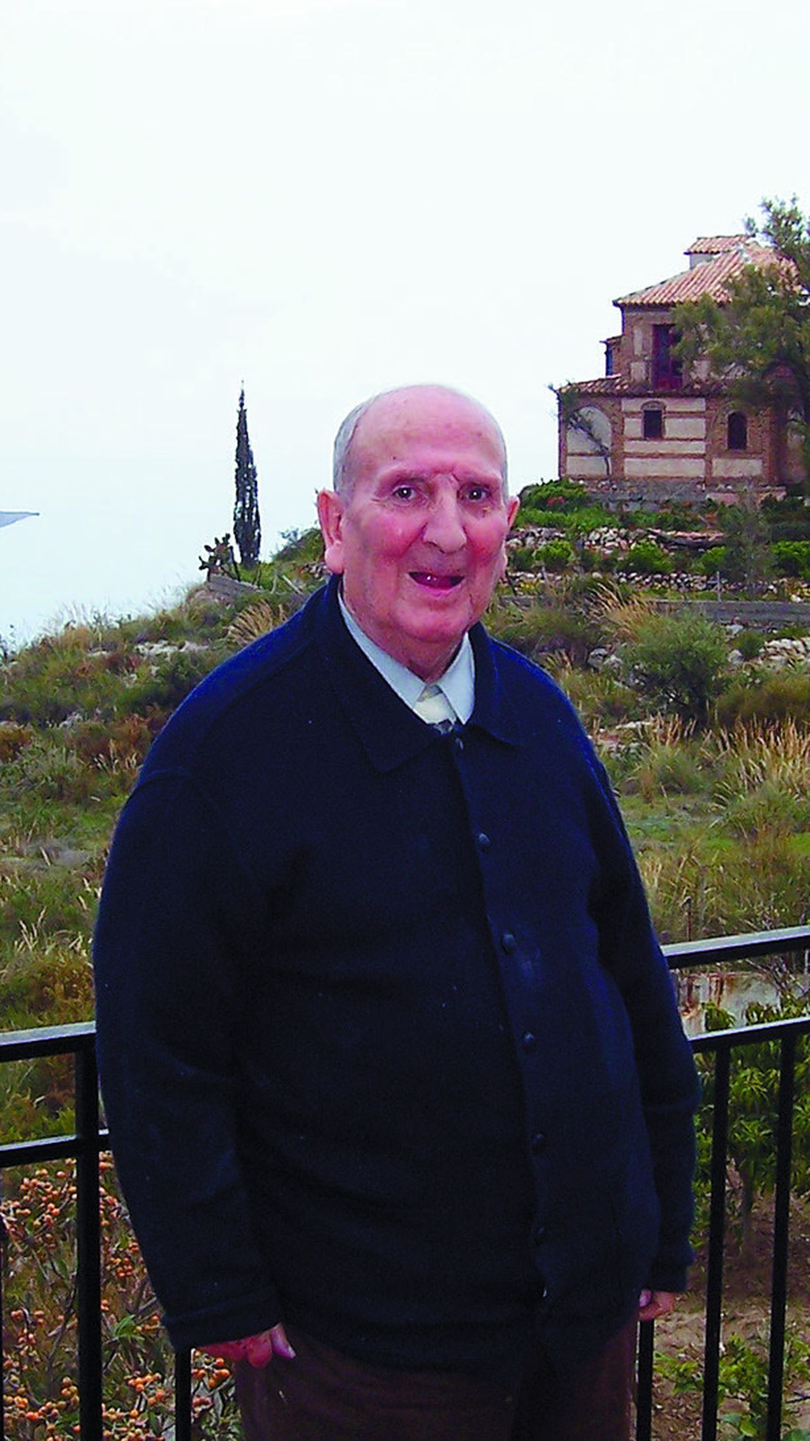 Martín Recuerda con la casa que había comprado en Salobreña, al fondo.