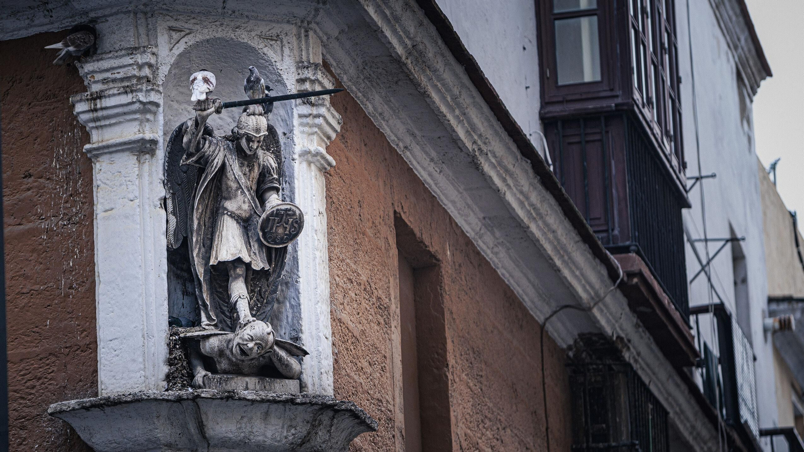 El arcángel San Miguel vence al diablo en una esquina de lo que fue un antiguo convento.