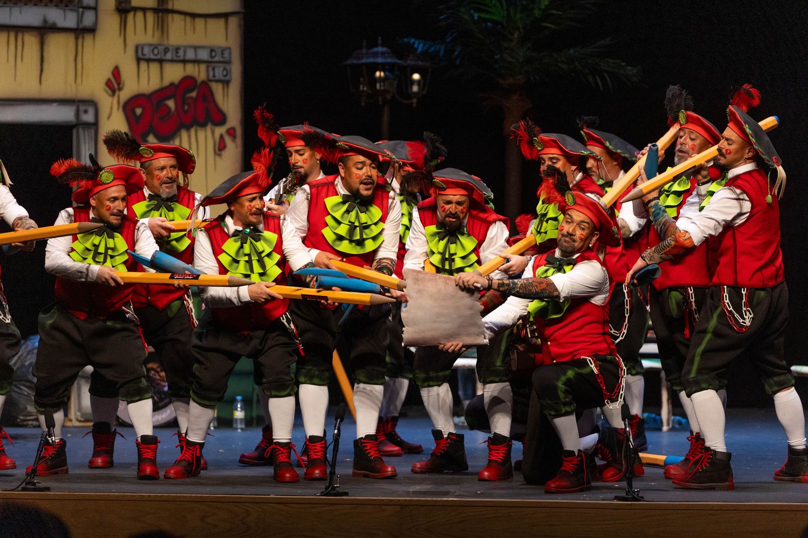 Imágenes de la actuación de la murga de Huelva "Los Lope de Pega" en el Carnaval Colombino