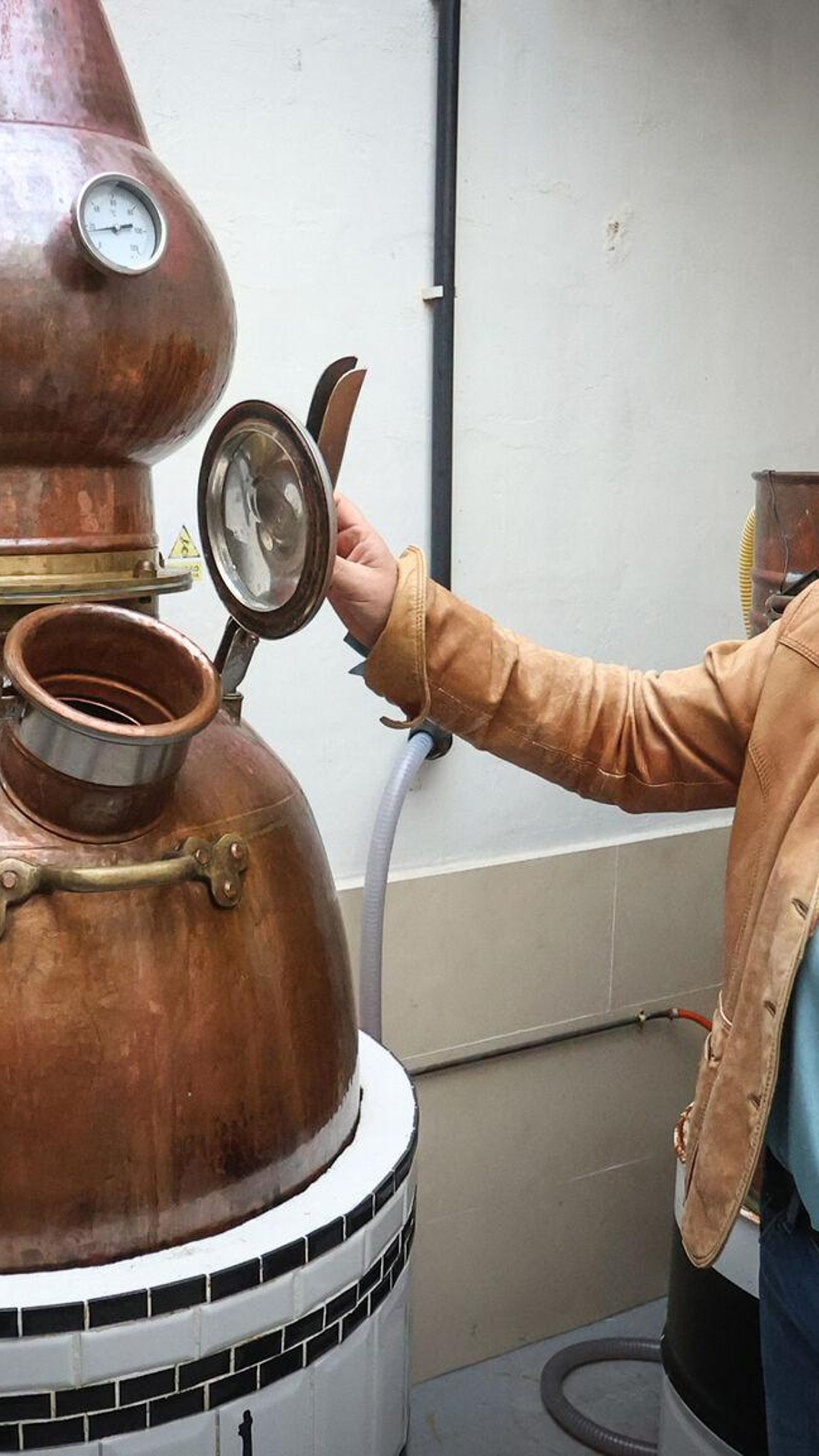 Este alambique de cobre tiene capacidad para 200 litros.