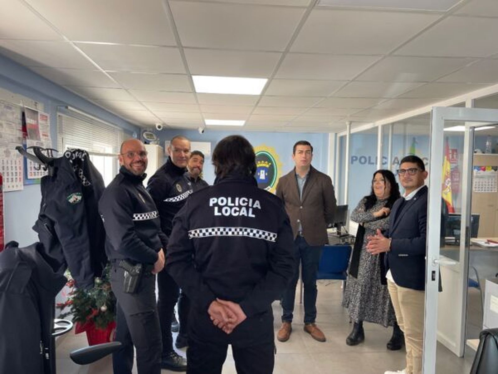 Agentes de la Policía Local de Níjar con el alcalde