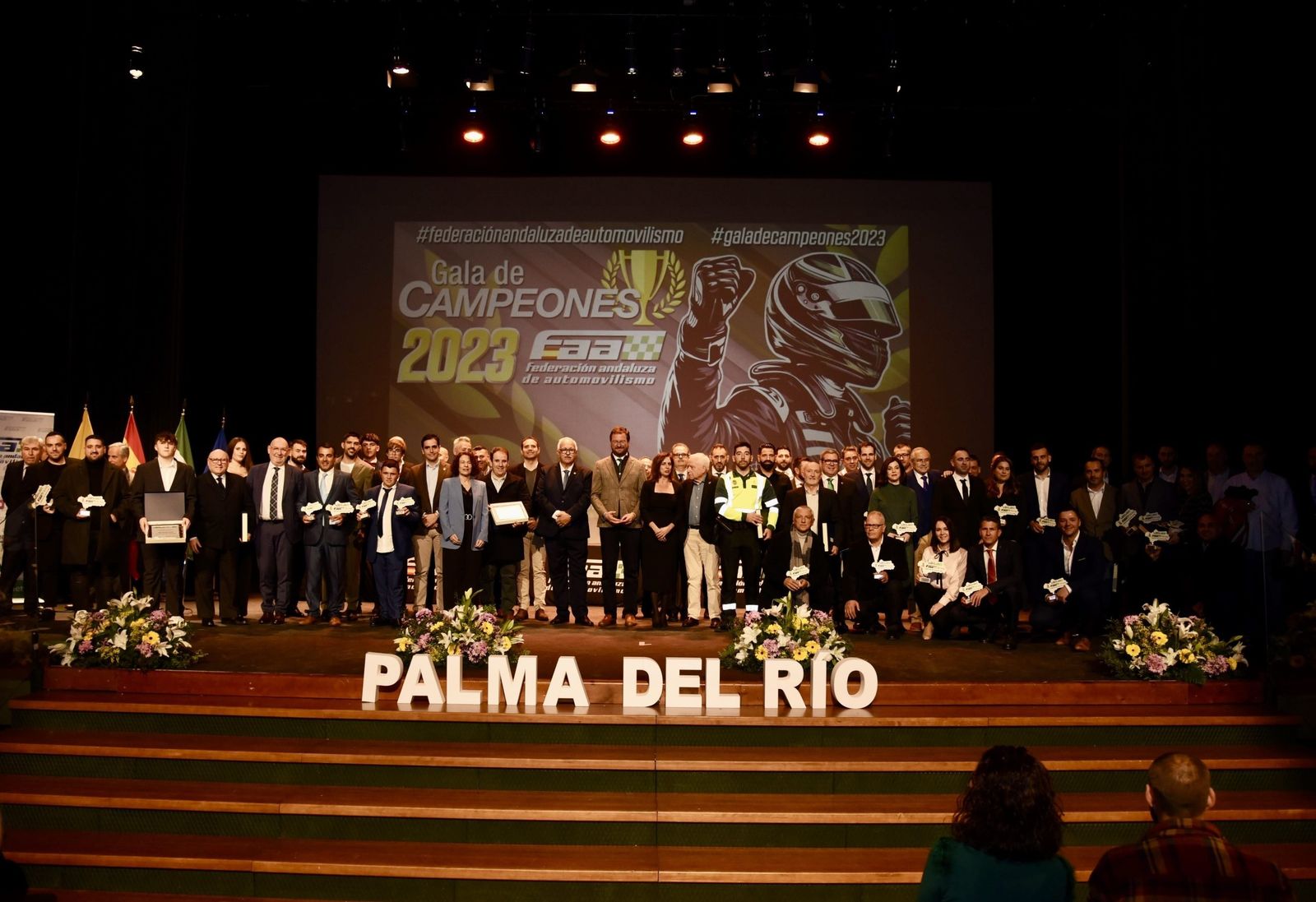 Los premiados y las autoridades, en la gala de campeones.