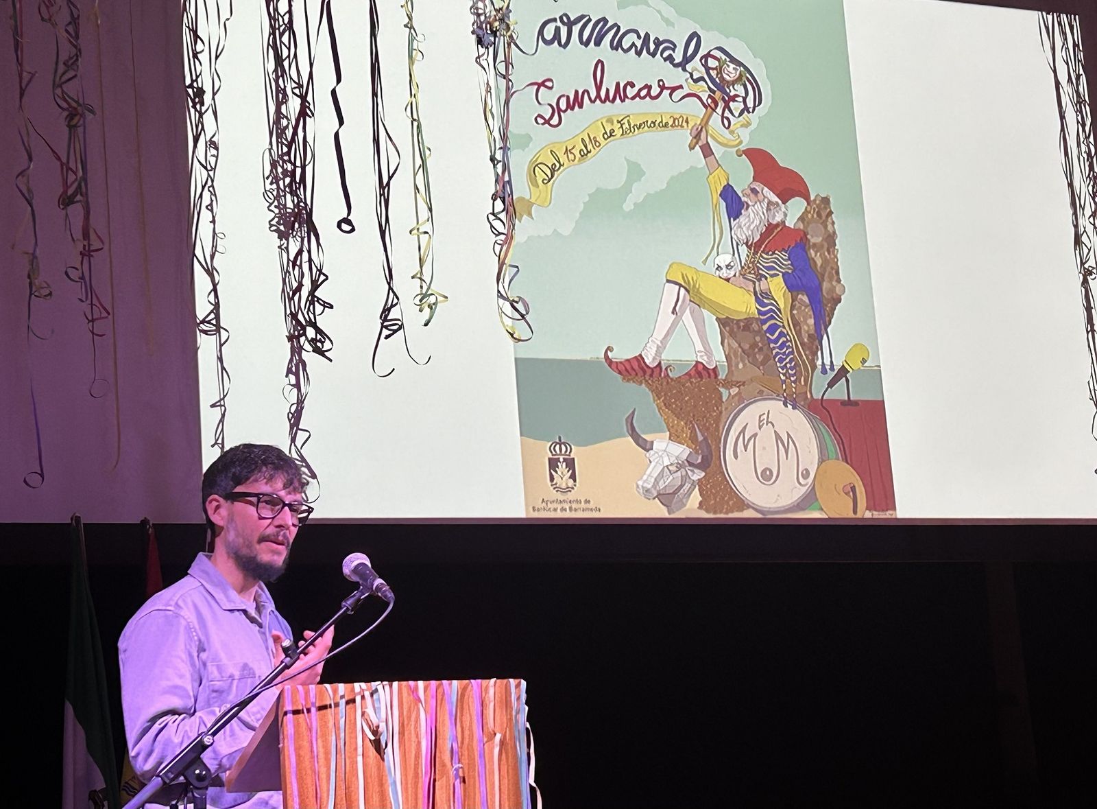 Antonio José Arocha presenta su obra, anunciadora del Carnaval de Sanlúcar.